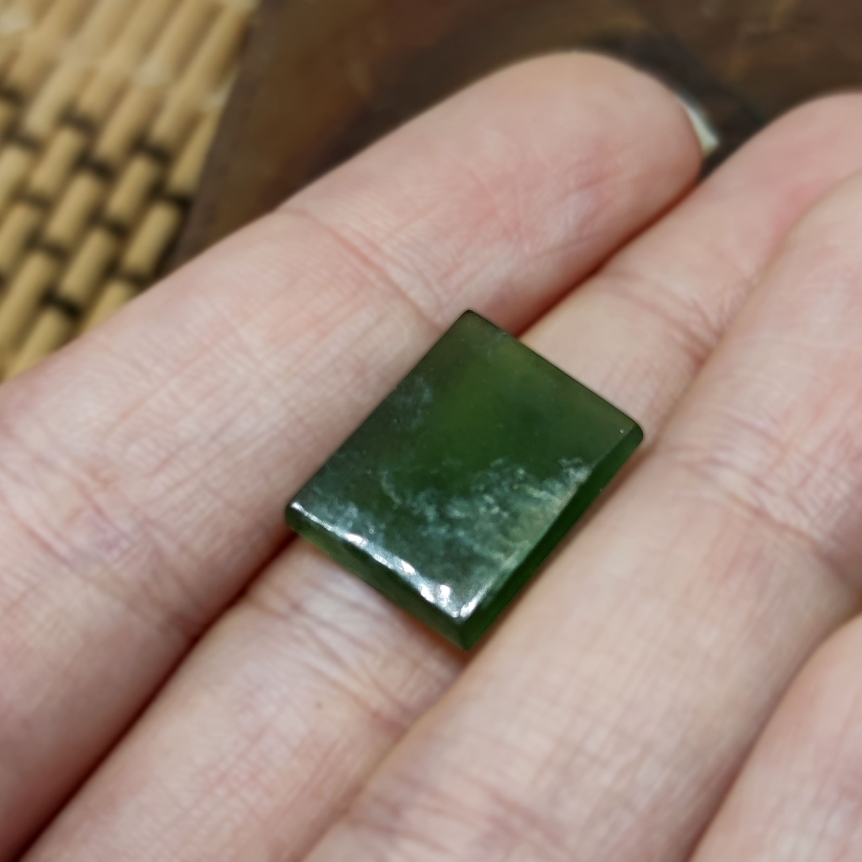 نگین طبیعی ومعدنی سرپانتین سبز تراش چهارگوش اینکلوژن ابری کد 1061