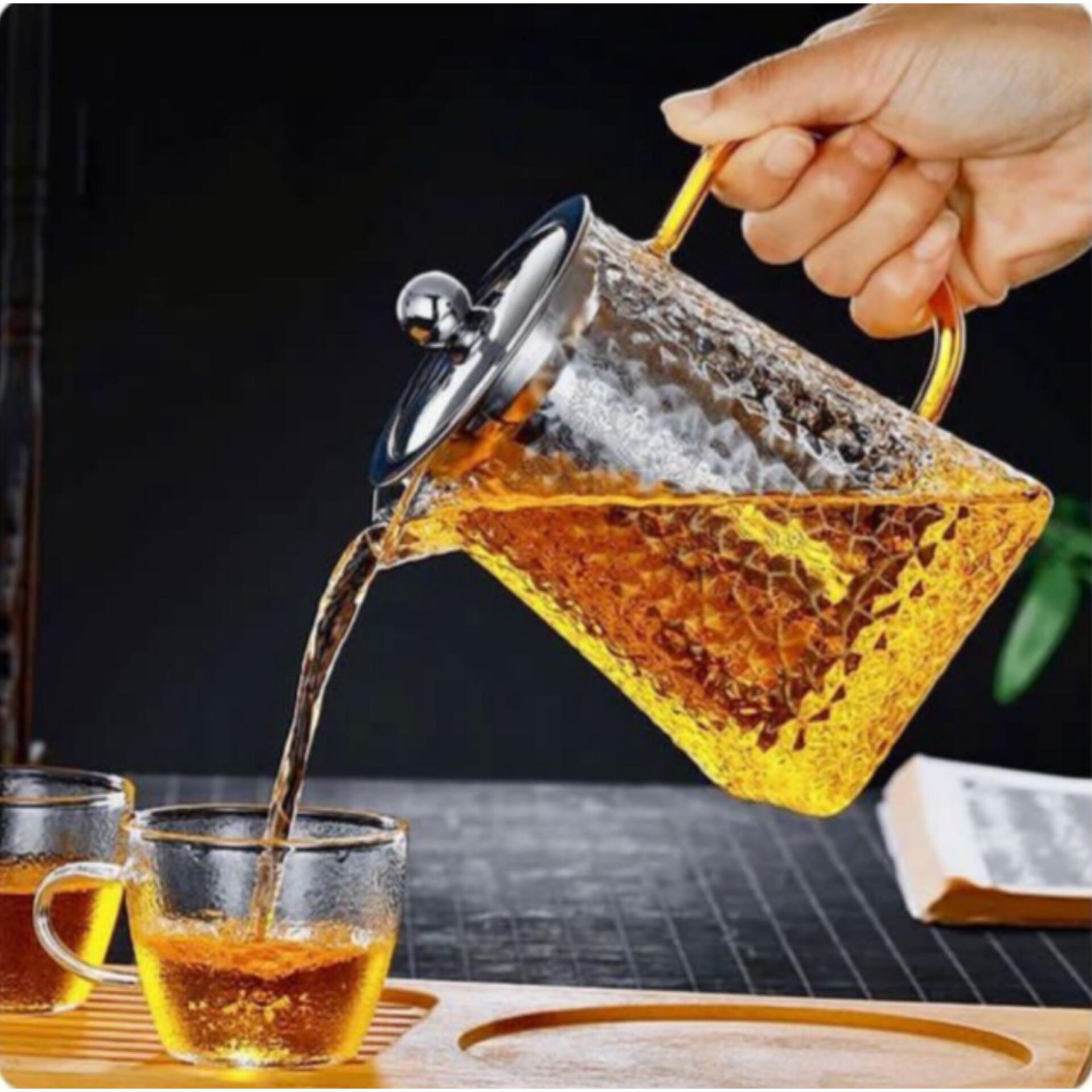 قوری کف مربع دسته طلایی
با حجم 700 میلی لیتر و با جنس پیرکس طرح یخی