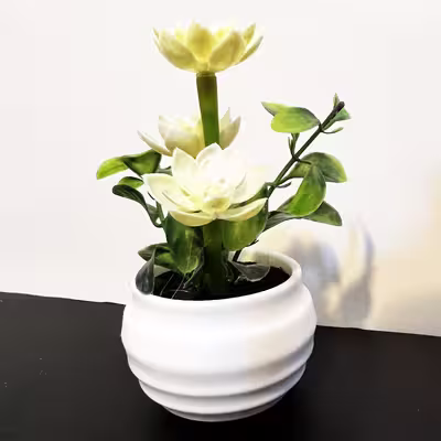 گلدان مدل v1 به همراه گل مصنوعی