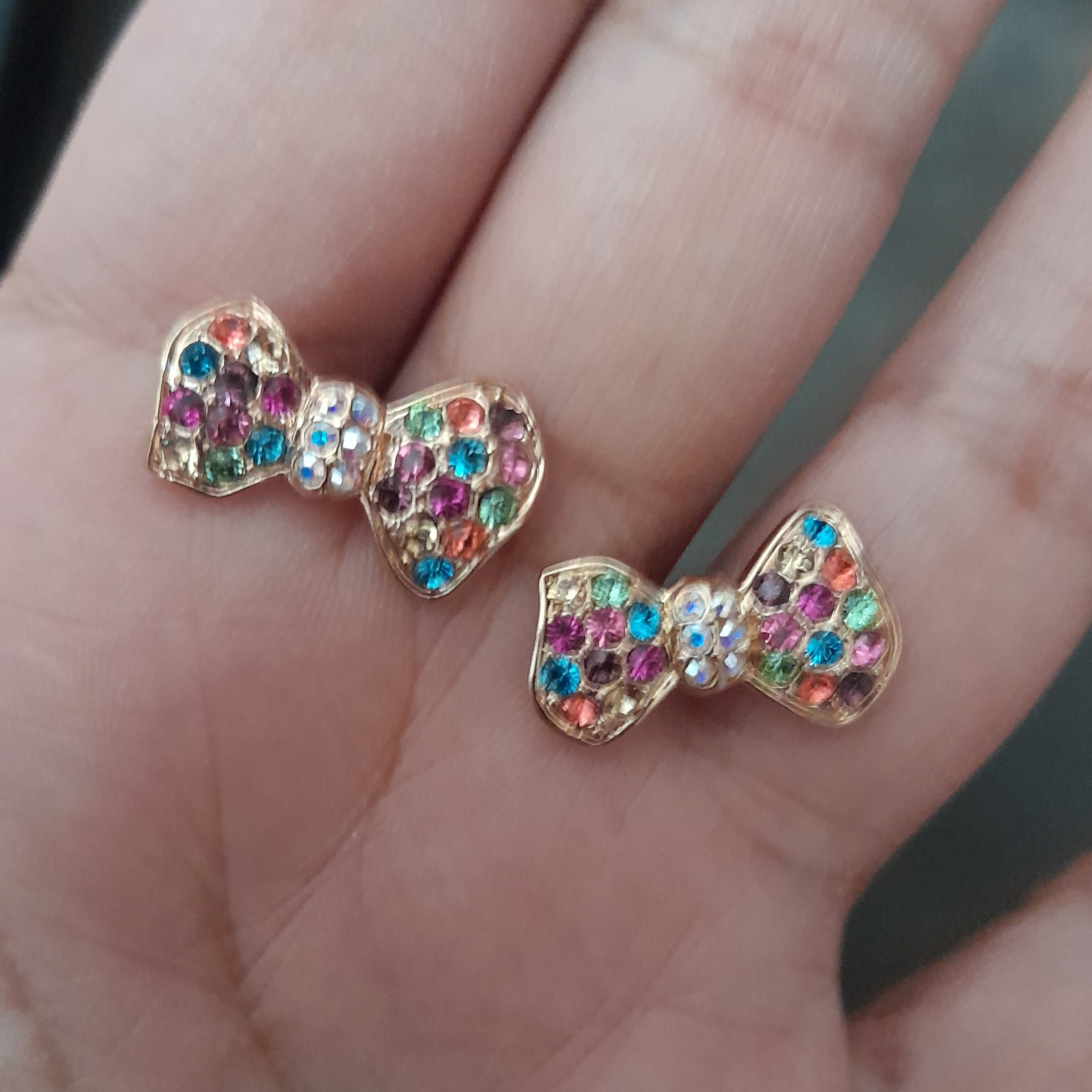 گوشواره میخی پاپیون نگین رنگی 