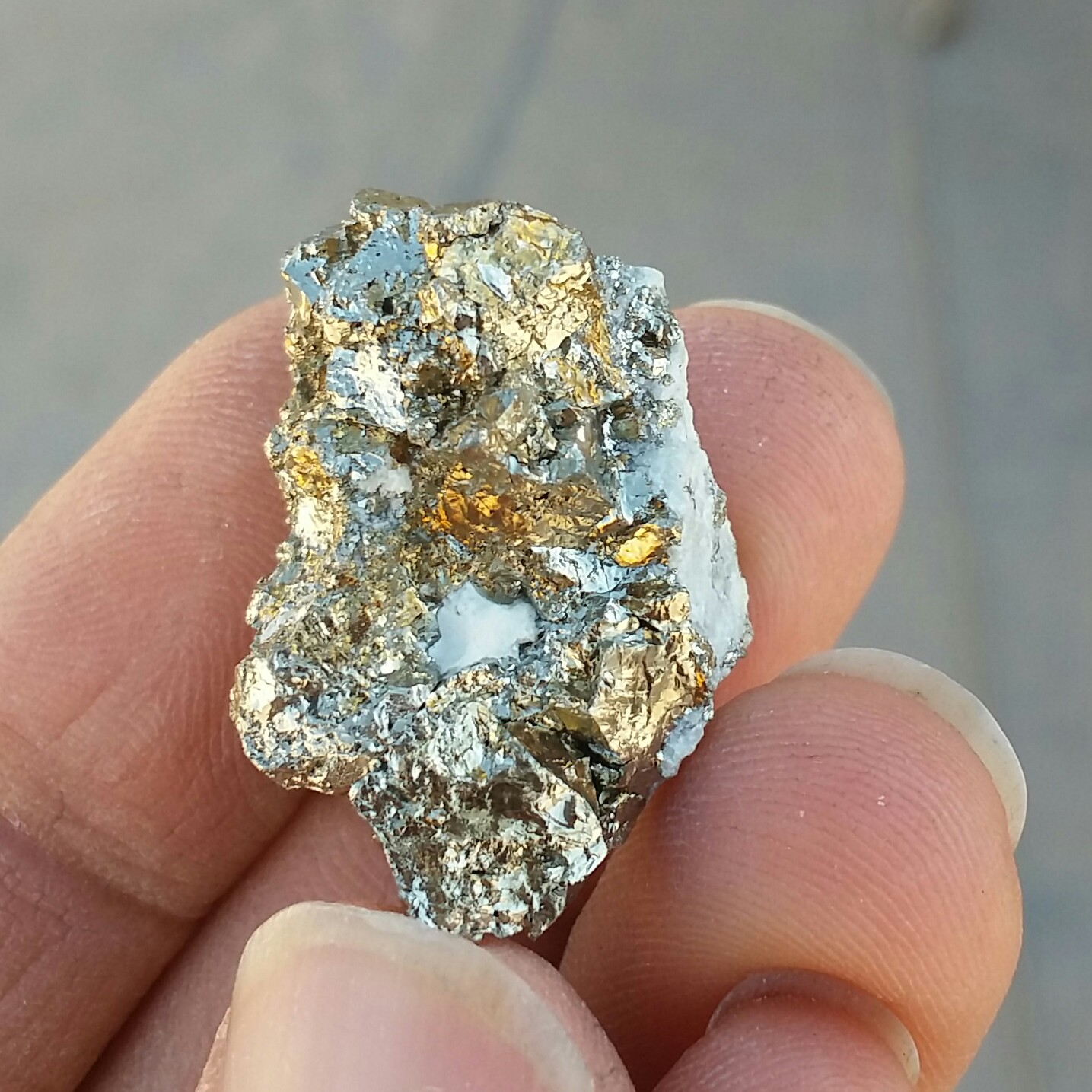 سنگ راف پیریت طلایی ملقب به سنگ طلا حبه شده  100 در 100 طبیعی شاهکار خلقت
بی نظیر
کد 12105