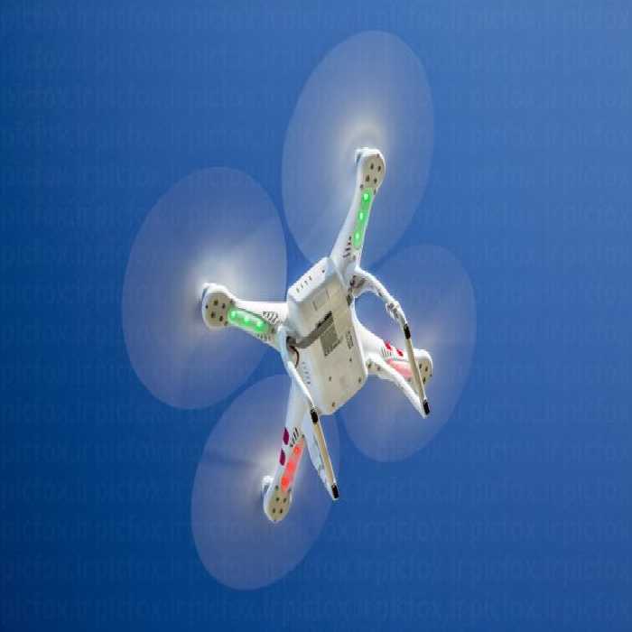 خرید و دانلود عکس باکیفیت پرواز پهپاد در آسمان | پیک فاکس | Pic Fox