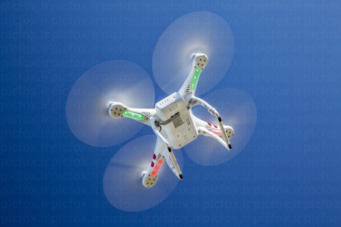 خرید و دانلود عکس باکیفیت پرواز پهپاد در آسمان | پیک فاکس | Pic Fox