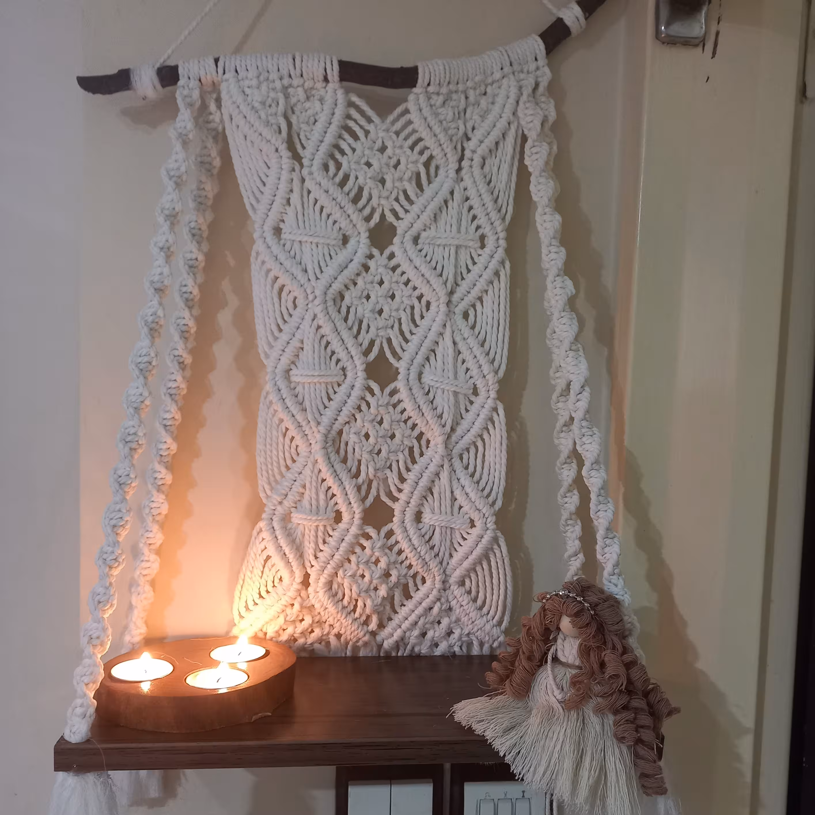 شلف چوبی مکرومه بافی- جنس چوب کف ام دی اف- نخ کتان 3 میل تابیده رنگ سفید قابل سفارش زمان آماده سازی 7روز (پس کرایه)
