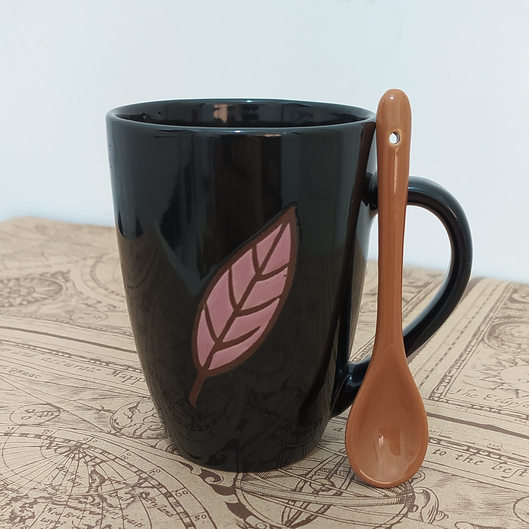 ماگ کلاسیک سرامیکی رنگ مشکی  با قاشق