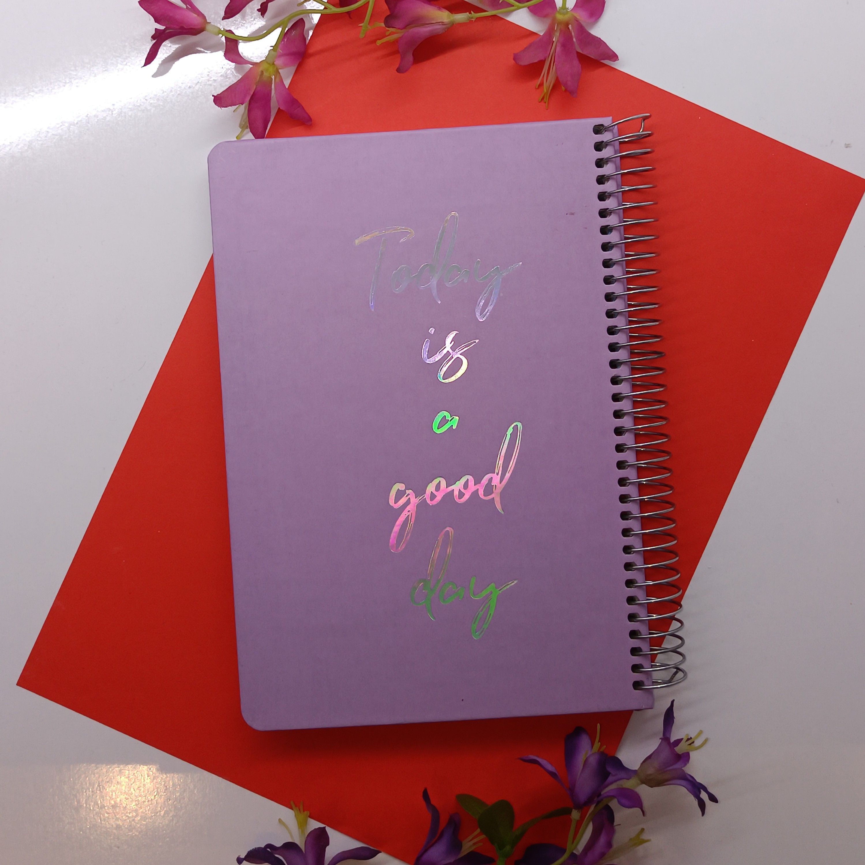 دفتر خطی جلد سخت رنگ بنفش (یاسی) کاغذ سفید سیمی روی جلد هولوگرامی رنگ جلد پاستلی کیفیت عالی 100برگ 