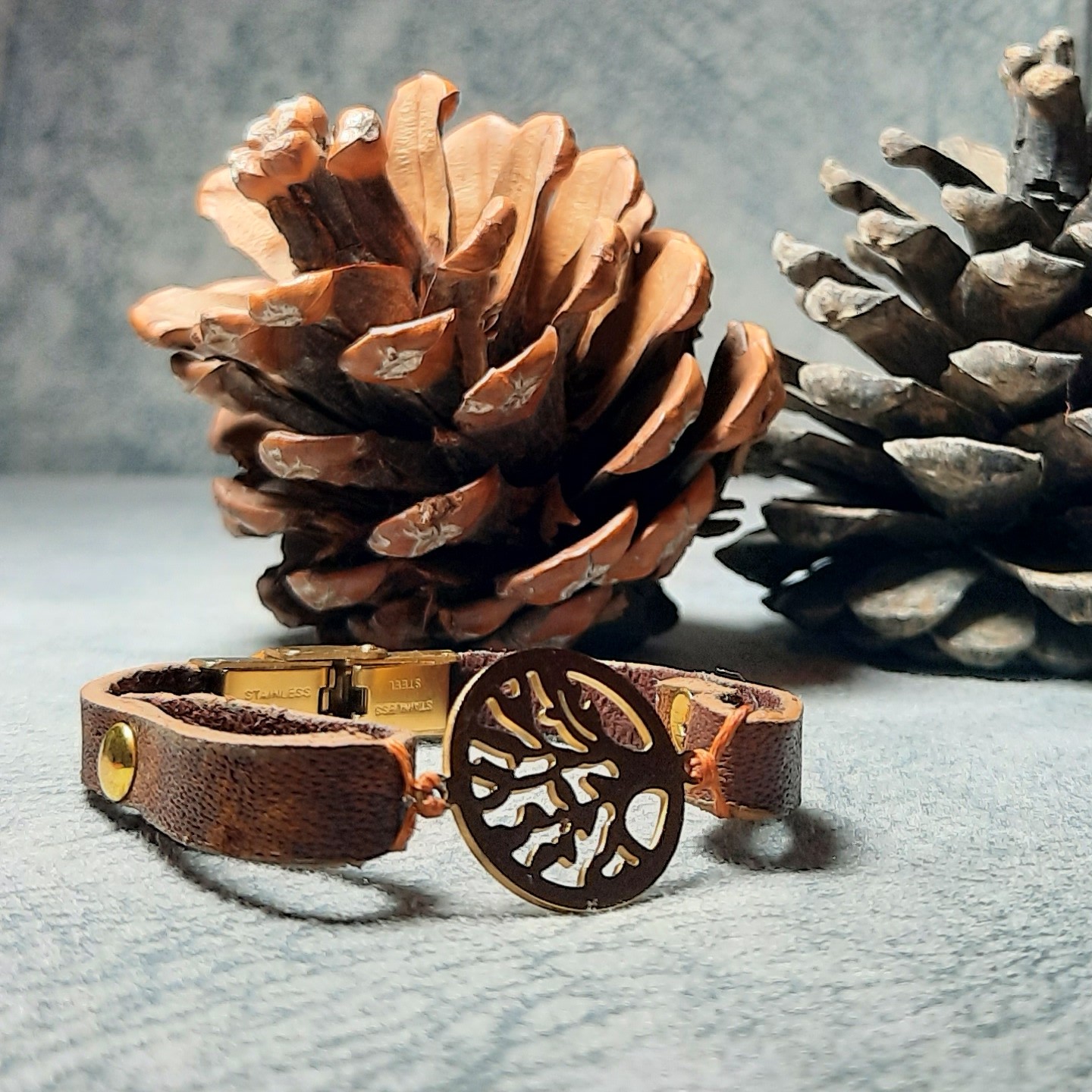 دستبند  چرم طبیعی با پلاک رنگ ثابت استیل  و دست دوز