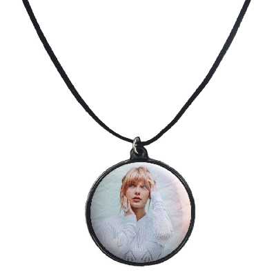 گردنبند پرمانه طرح تیلور سویفت کد pmb.794 مدل دو طرفه