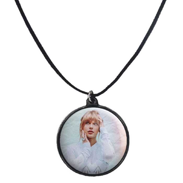 گردنبند پرمانه طرح تیلور سویفت کد pmb.794 مدل دو طرفه