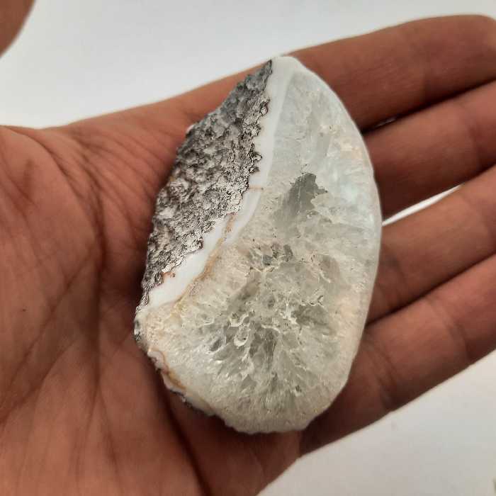 راف کلکسیونی کوارتز بلوری شبیه توپی کد ک4100 یک سمت پولیش