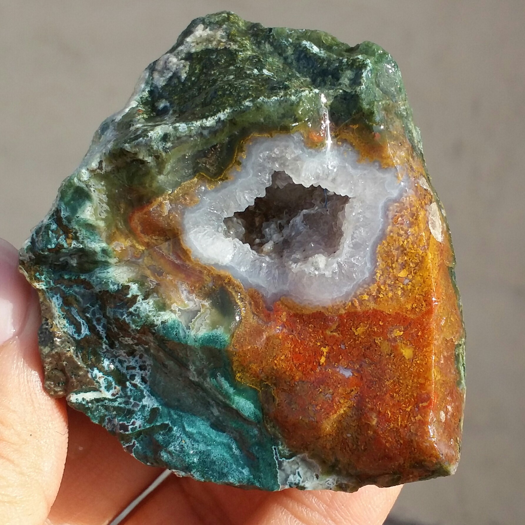 سنگ راف عقیق منظره 3قلعه توخالی پر بلور محشر 100 در 100 طبیعی شاهکار خلقت تابلو نقاشی طبیعی
 کد 10214