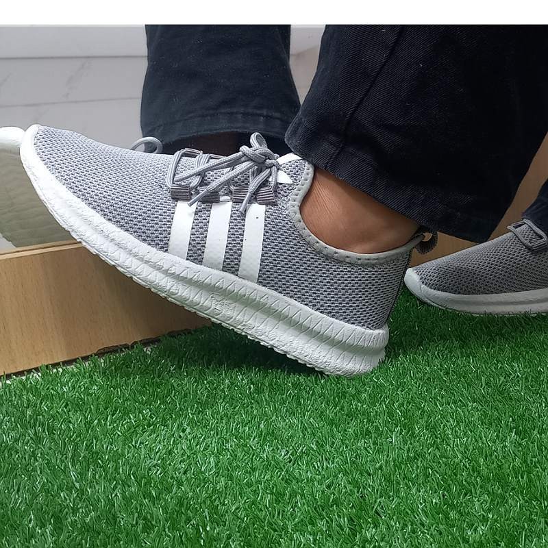 کتونی زنانه طوسی ادیداس قالب استاندارد جنس رویه جورابی بافتی جنس زیره پیو مناسب باشگاه پیاده روی و ورزش