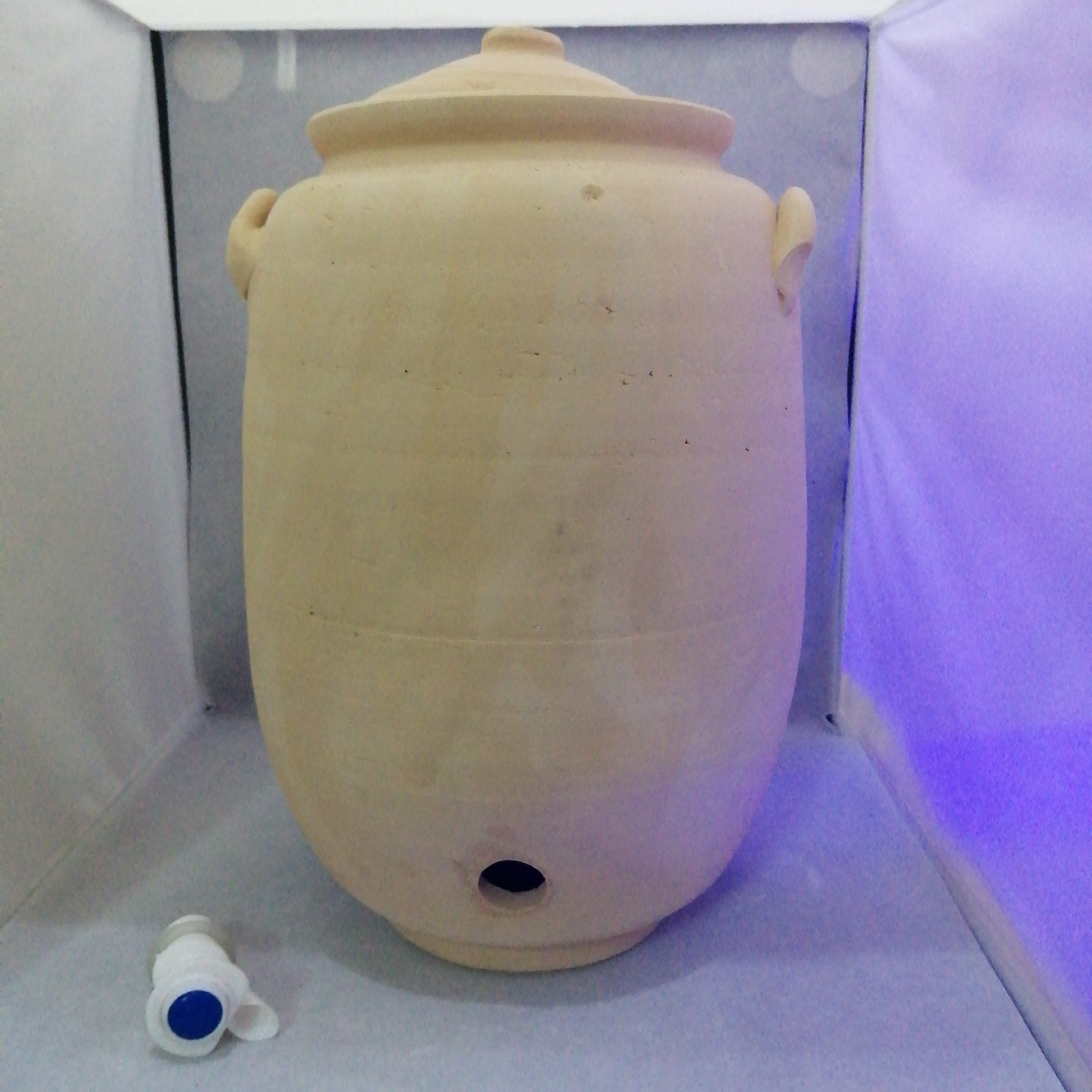 ست کلمن سفالی دارای پایه و دوتا لیوان و شیر کلمن 50 سانتی