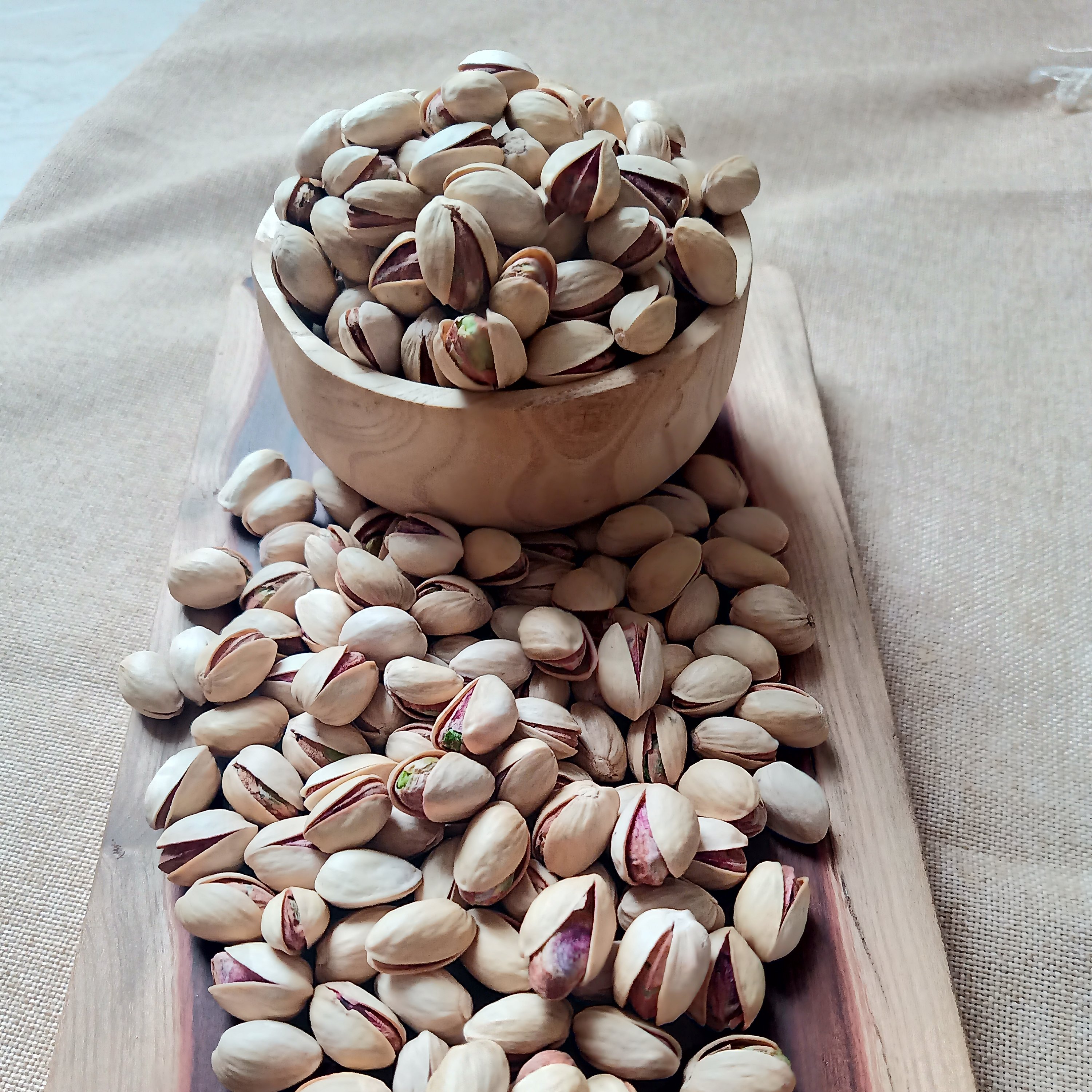 پسته اقتصادی فندقی خندان خام 700 گرمی