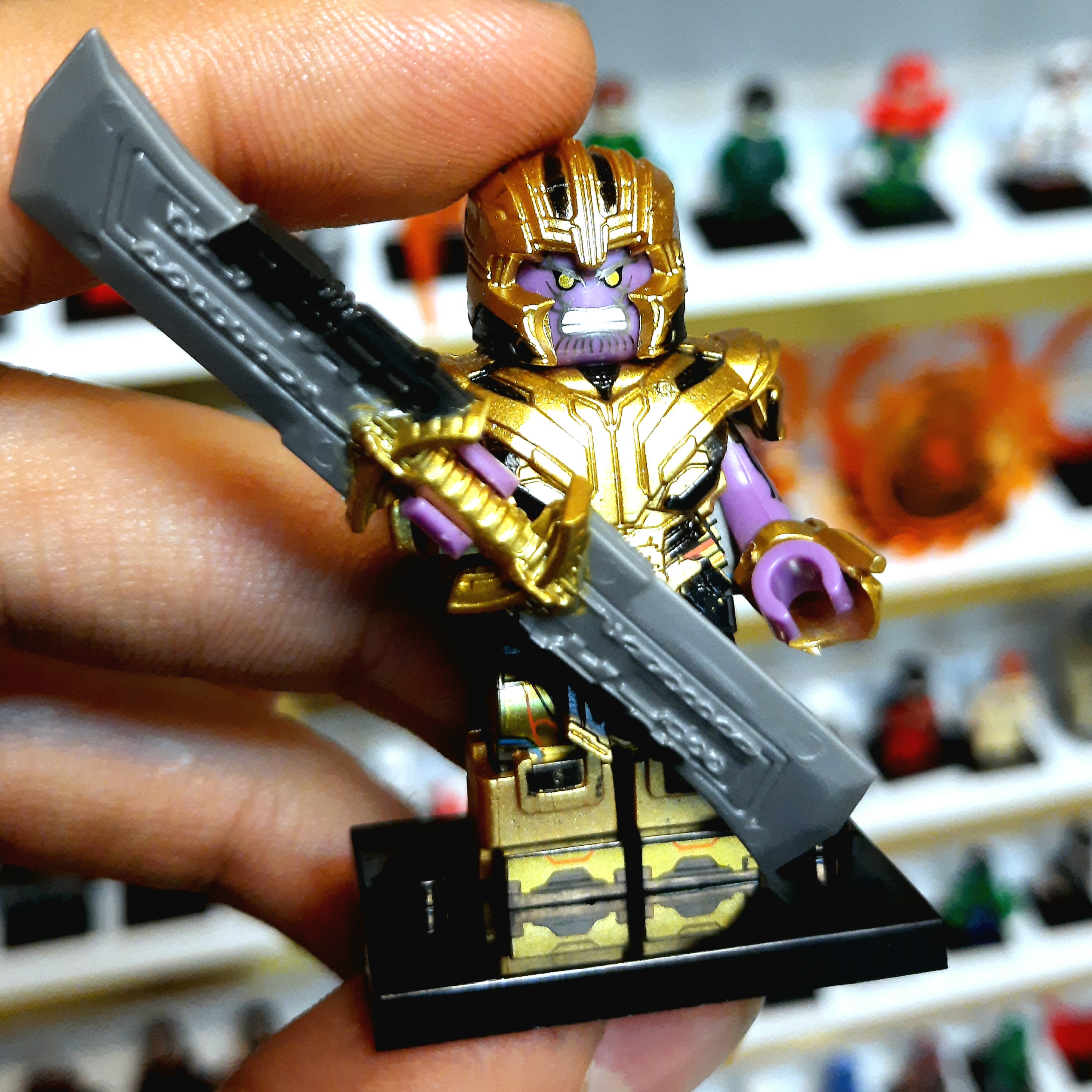 لگو تانوس کلکسیونی طلایی براق با سلاح مخصوص و زره آهنین