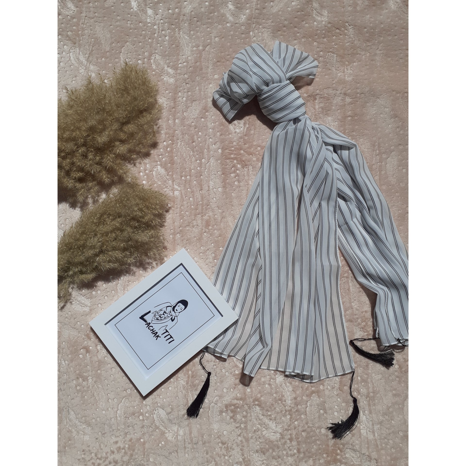شال حریر راه راهی سفید
🌱ایستاییش نسبت به نخی کمتره(سر میخوره)
🌱ابعاد تقریبی 70×190
🌱دور دوخت
🌱منگوله داره