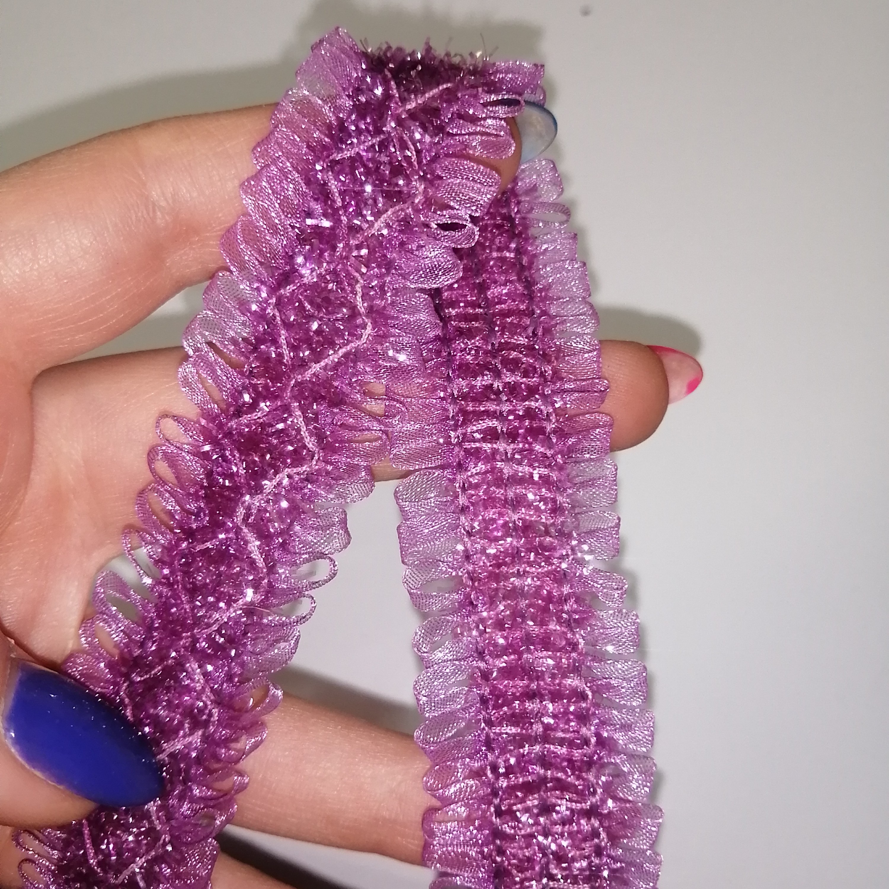 نوار یراق تزئینی لباس  توری  بنفش زر دار عرض  دو   سانت و طول 1 متر 