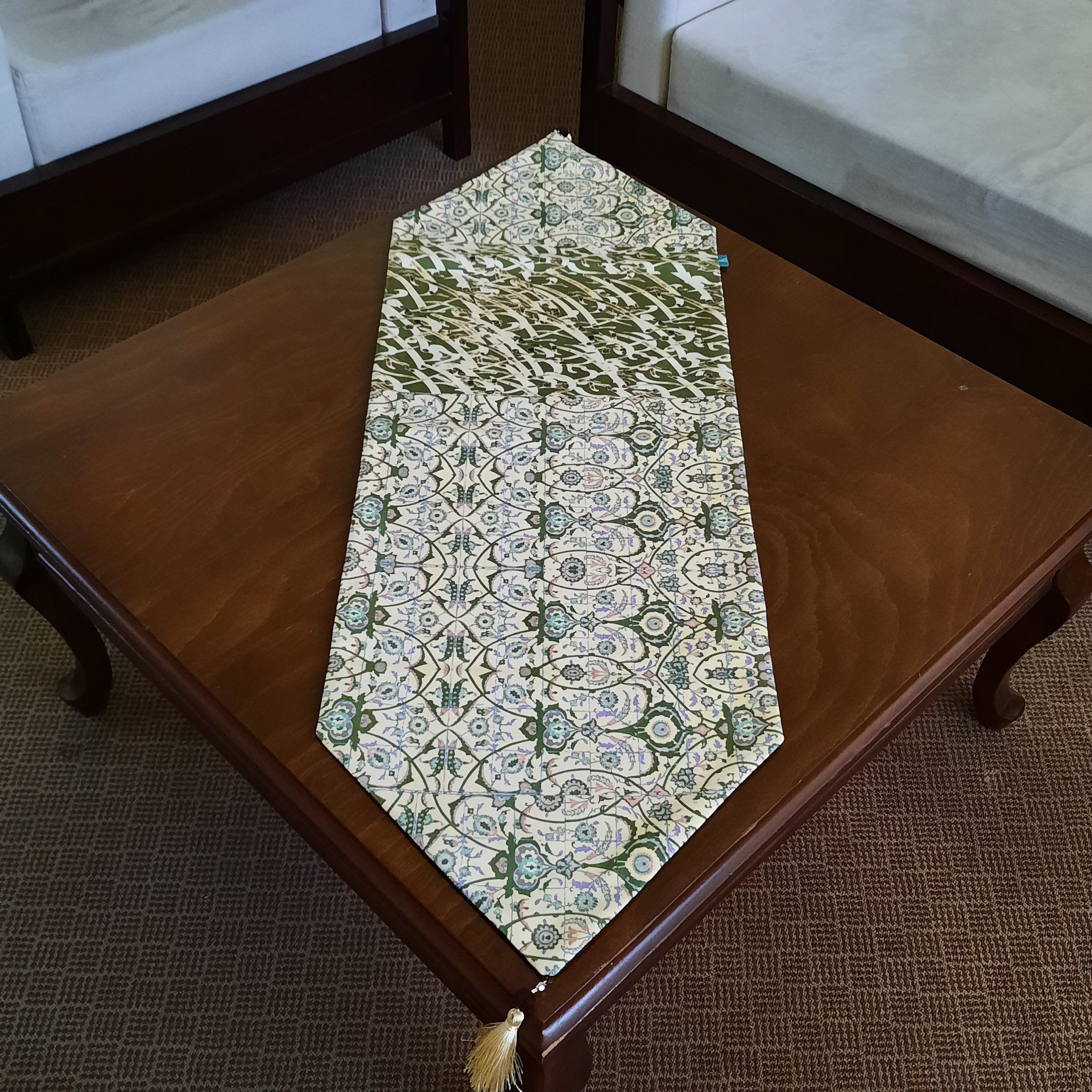 رانر مخمل آستر دار طرح کالیگرافی کرم سبز ( سایز 35x135 ) منگوله دار