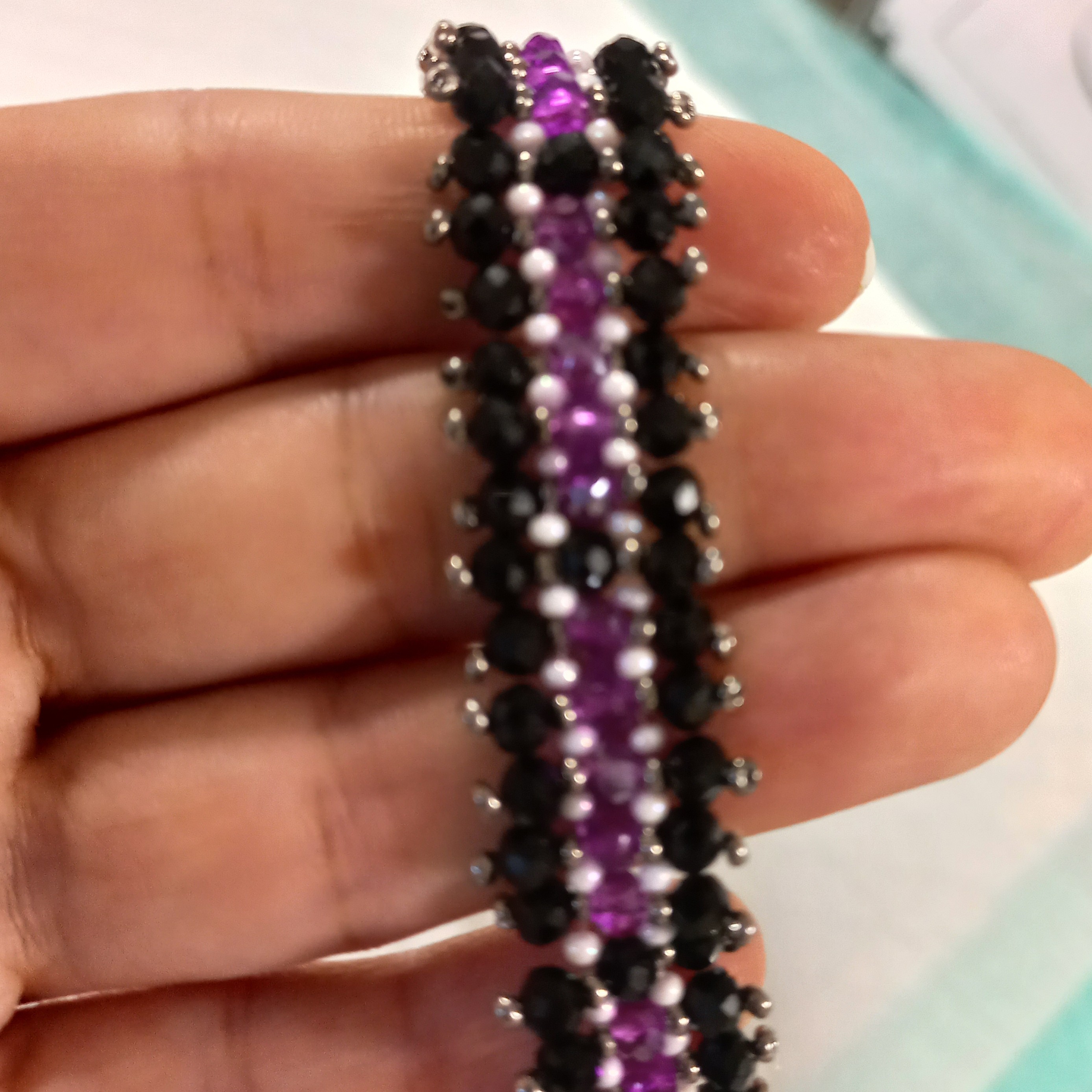 دستبند منجوق مشکی و بنفش