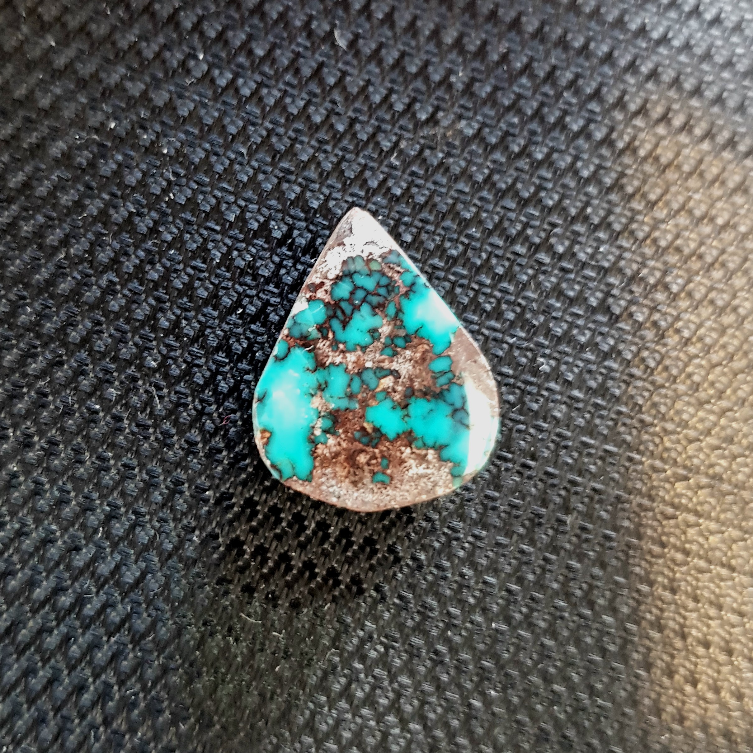 سنگ فیروزه نیشابوری زیبا و خاص تراش اشک.سنگ قیمتی.سنگ ارزشمند.فیروزه اشکی.تخفیف.حراج.ارزان