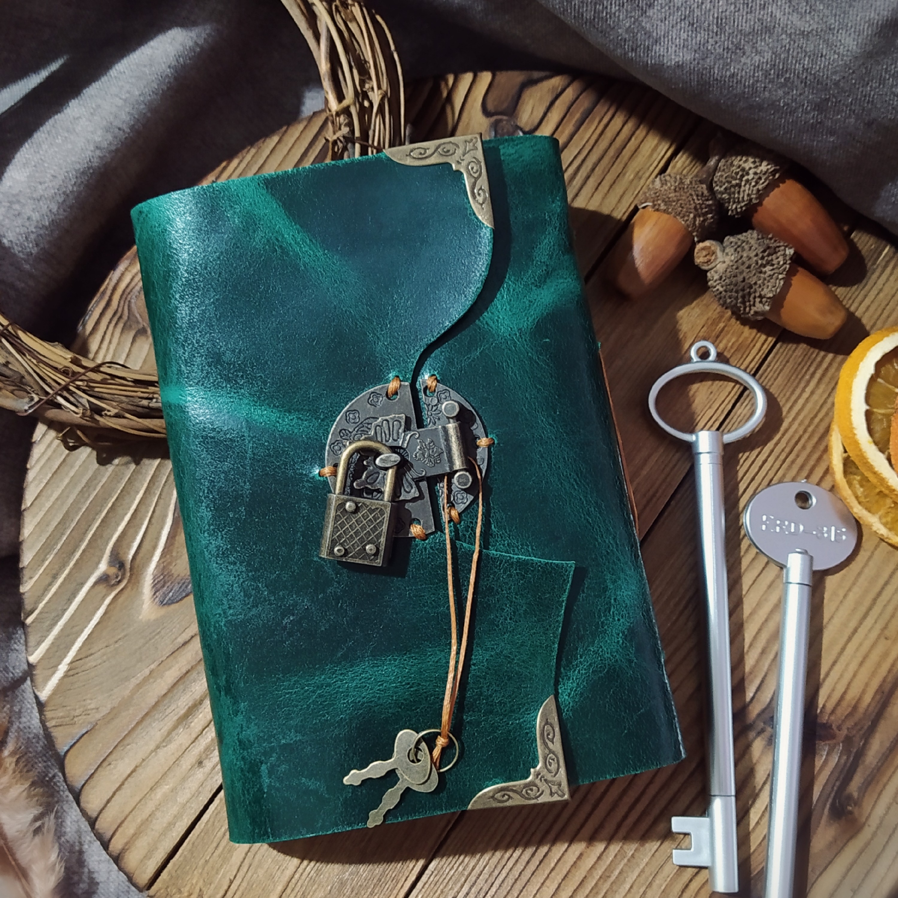 دفتر چرم گاوی افکتی سبز  رنگ  صد برگ کاغذ نخودی بدون خط،  19 در 14 سانت، قفلدار 