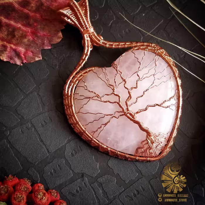 گردنبند دستساز  سنگ رزکوارتز  سنگ نماد عشق با قاب مفتول مسی دستساز 