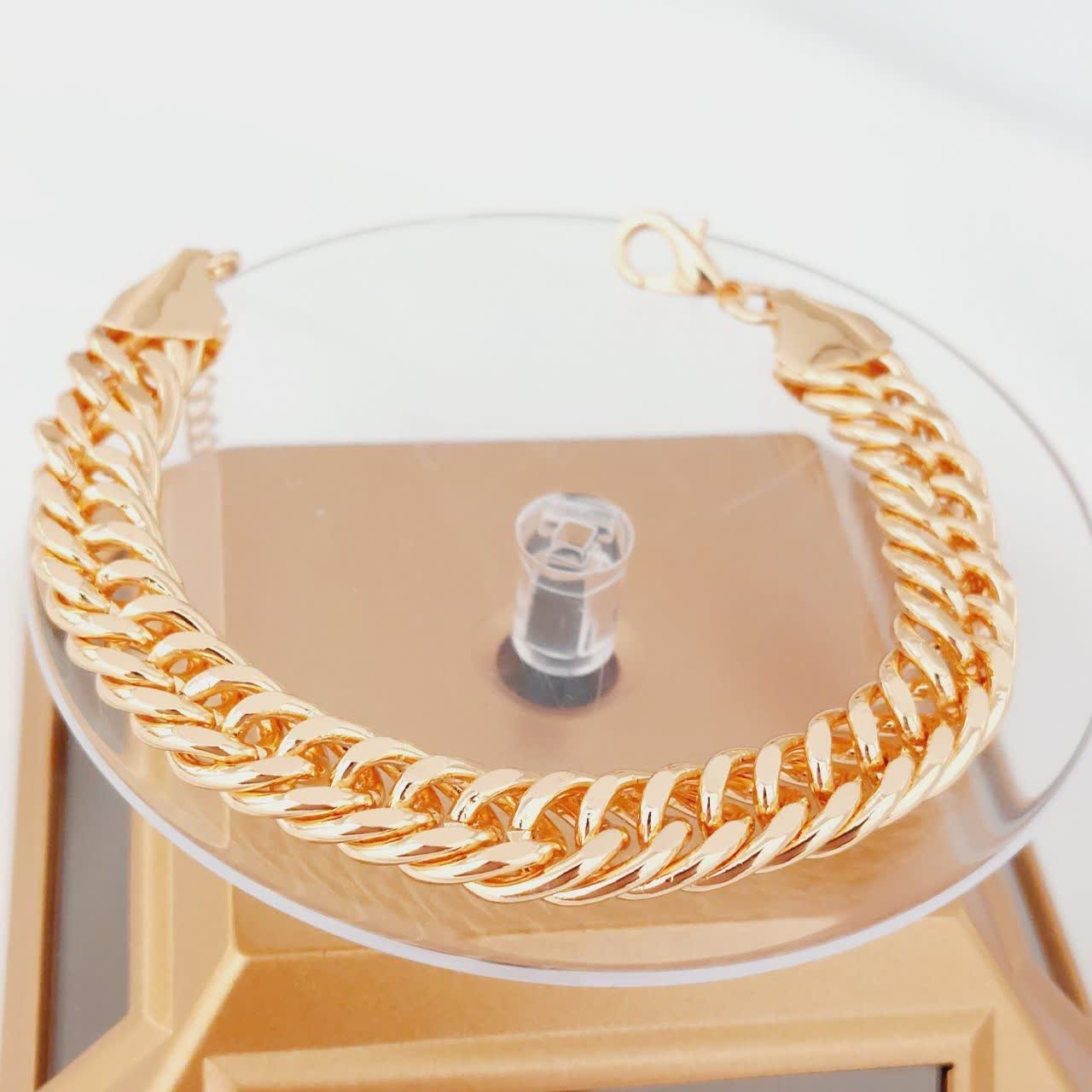 دستبند کد10553 طرح طلا.با آبکاری طلا.ضد حساسیت.رنگ ثابت 