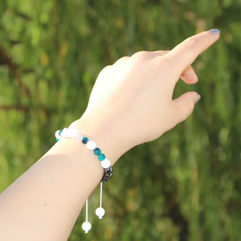 دستبندمهرماه.مهردخت اکسسوریز.ترکیبی از سنگهای مگنتیت، چشم گربه،  رزکوارتز،لاوا.