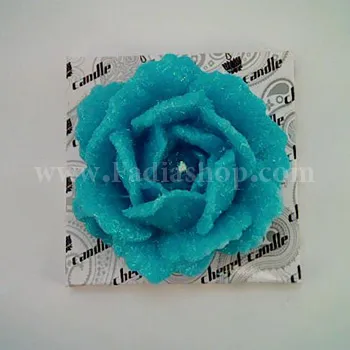 شمع گل روی آب آبی فیروزه ای