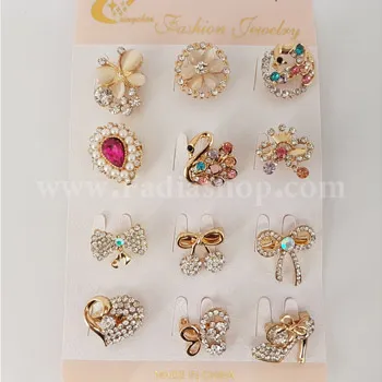 گل سینه طلایی نگین دار 473