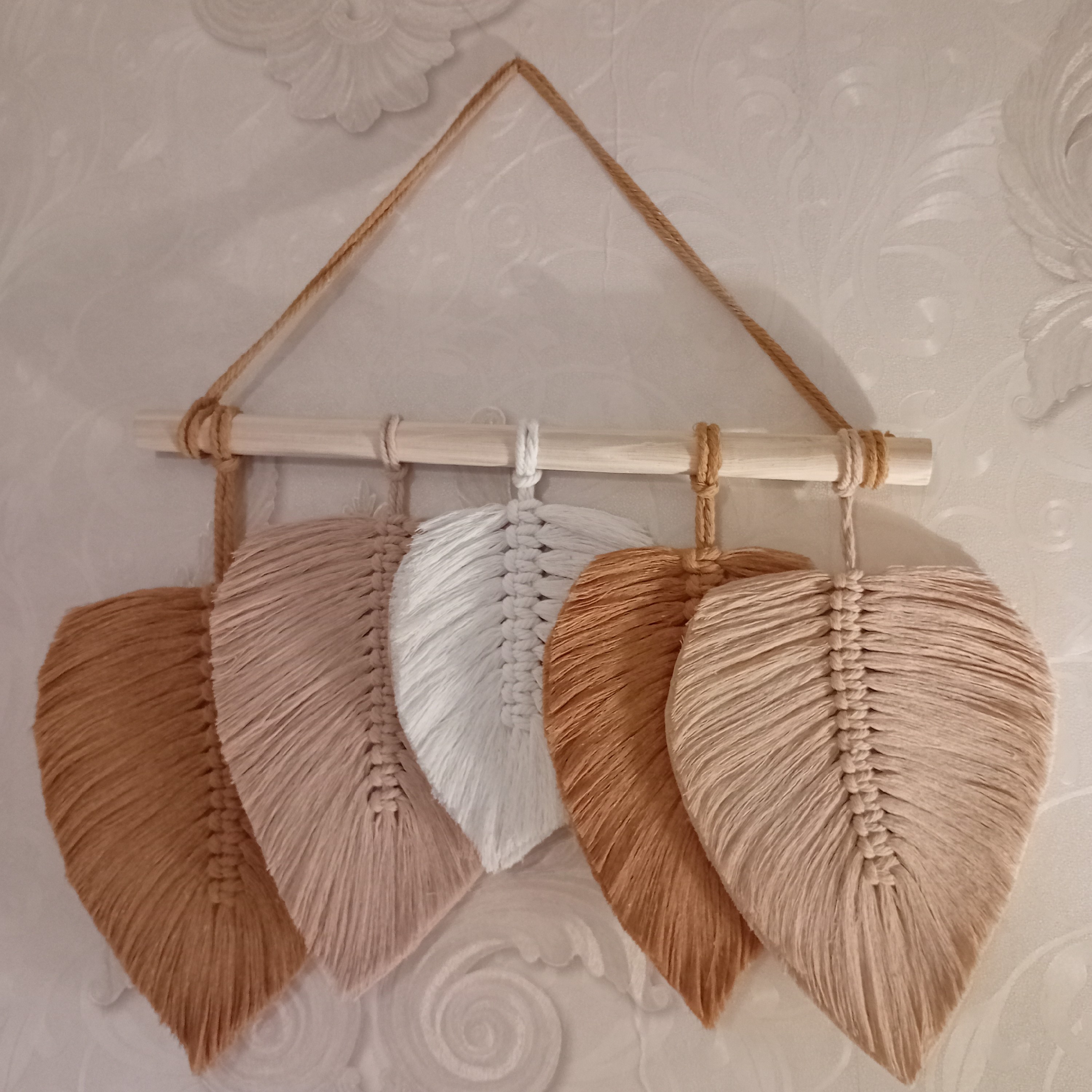 دیوارکوب برگ مکرومه 5 برگ به رنگ های قهوه ای شیری و نسکافه ای طول چوب 45 طول کلی تقریبا 30
