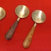 قاشق آجیل برنجی دسته چوبی ساده 480 ت