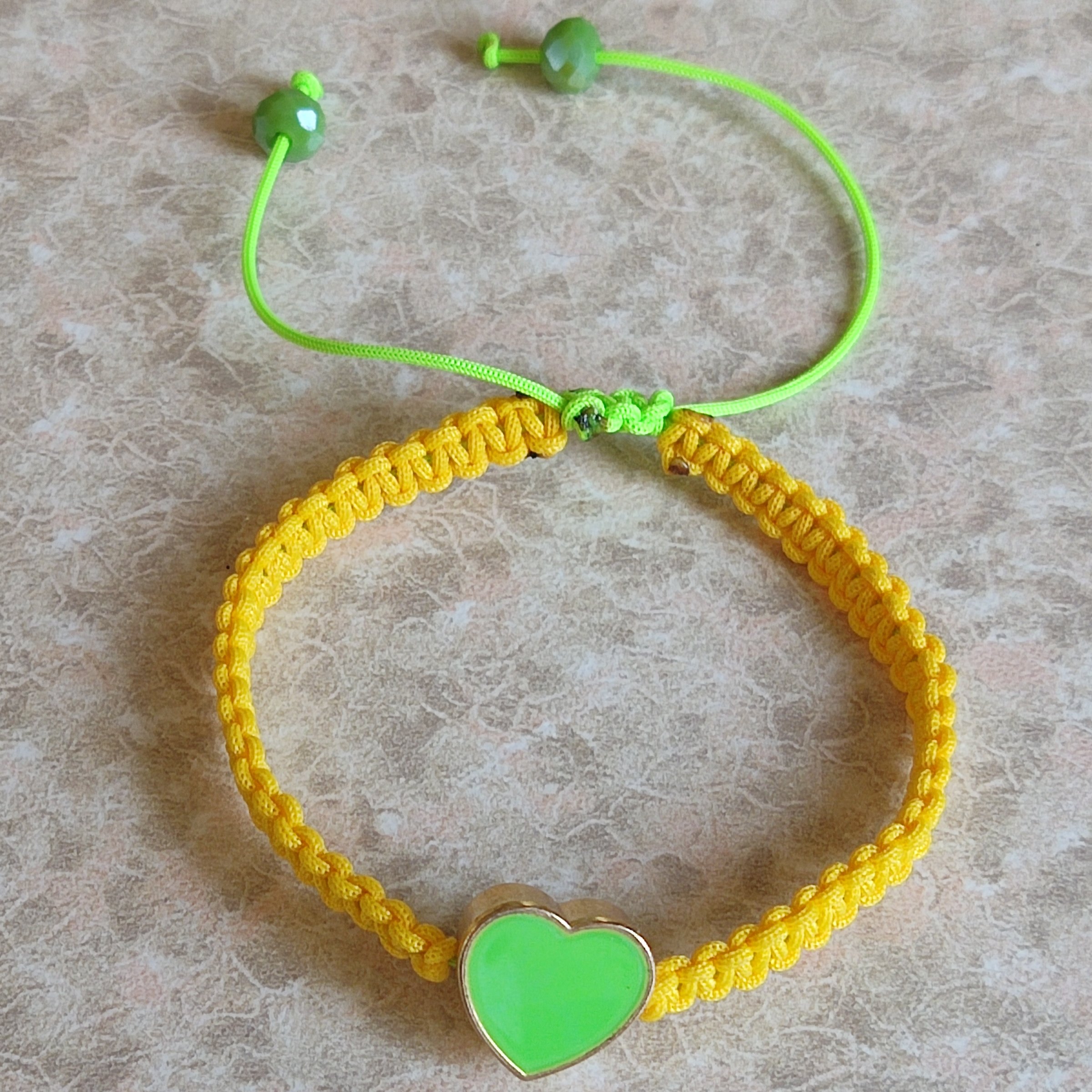 دستبند گره کشویی با پلاک قلب تو پر 