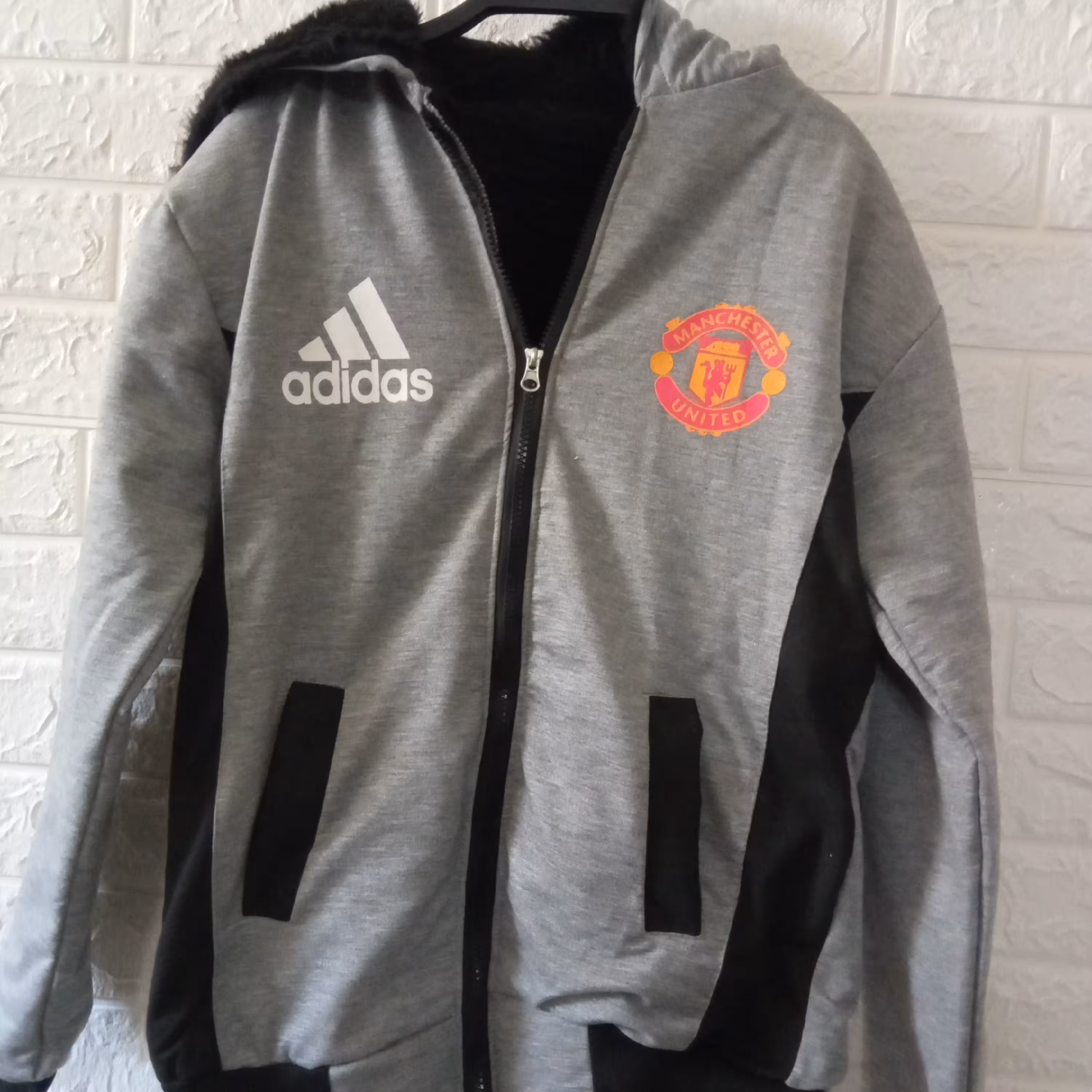 سویشرت مردانه اسپرت داخل خز طرح ادیداس منچستر جیب دار کلاهدار