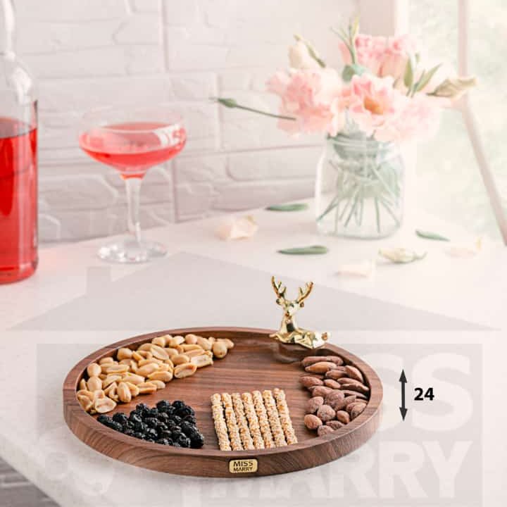 سینی چوبی گرد سرو رنگ عسلی با طرح گوزن پایه دار 