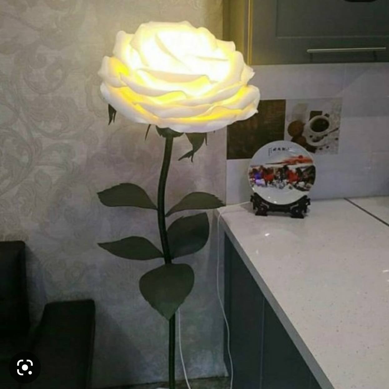 گل فومی بزرگ تک شاخه کنار سالنی چراغ دار