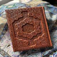 قرآن وزیری گلاسه چرم برجسته بدون قاب - کتاب‌فروشی کوچه کتاب