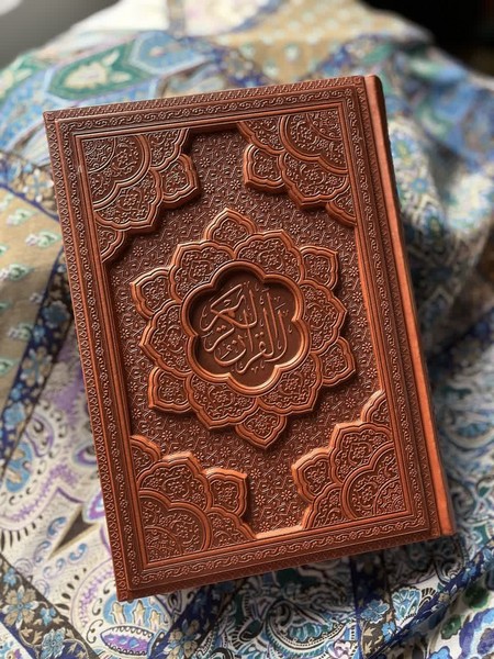 قرآن وزیری گلاسه چرم برجسته بدون قاب - کتاب‌فروشی کوچه کتاب