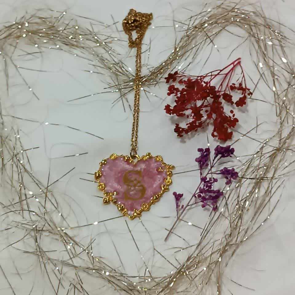 گردنبند رزینی قلبی با حرف اول اسم  کد 3