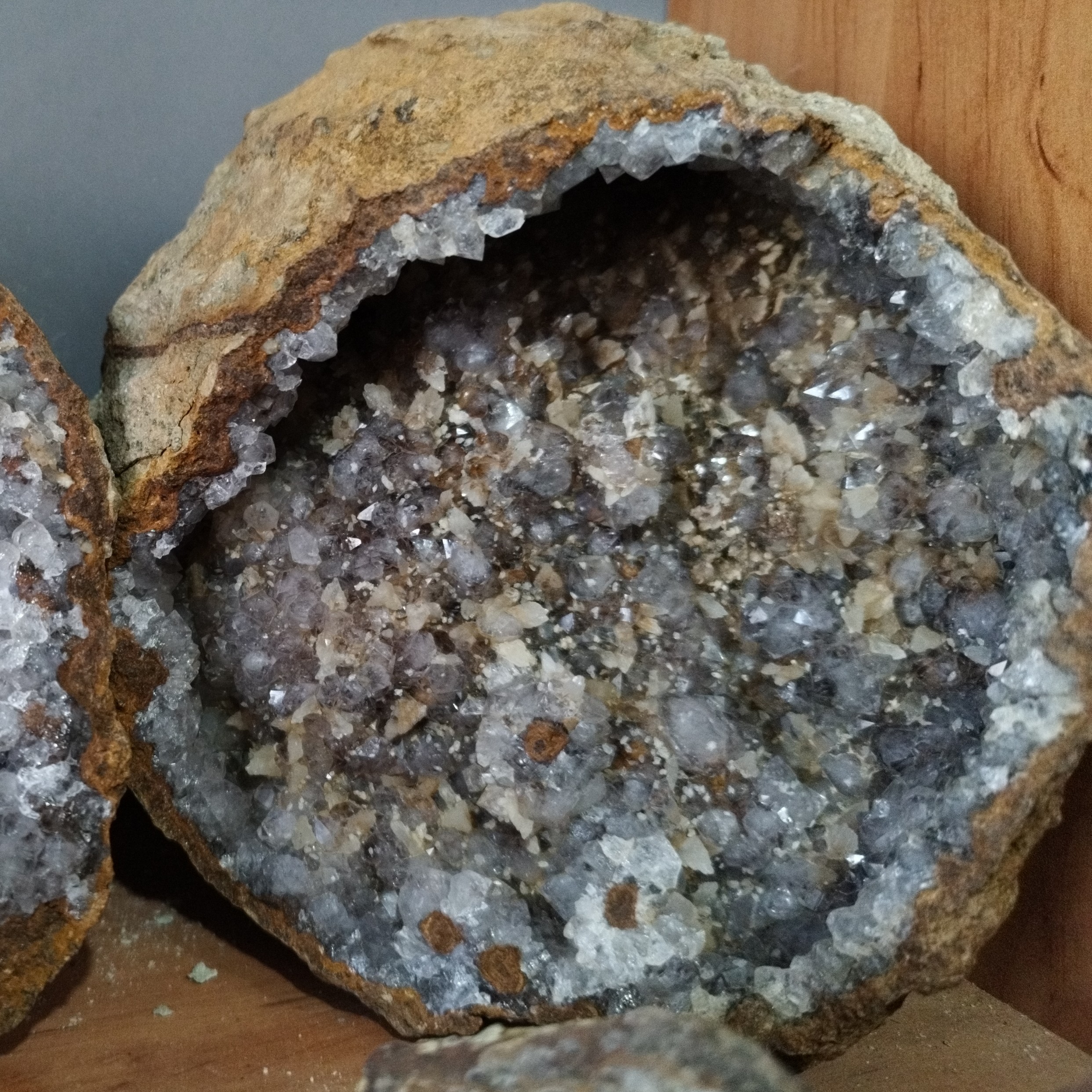 راف ژعود کوارتز با همرشدی کلسیت با بلورهای سفید شفاف