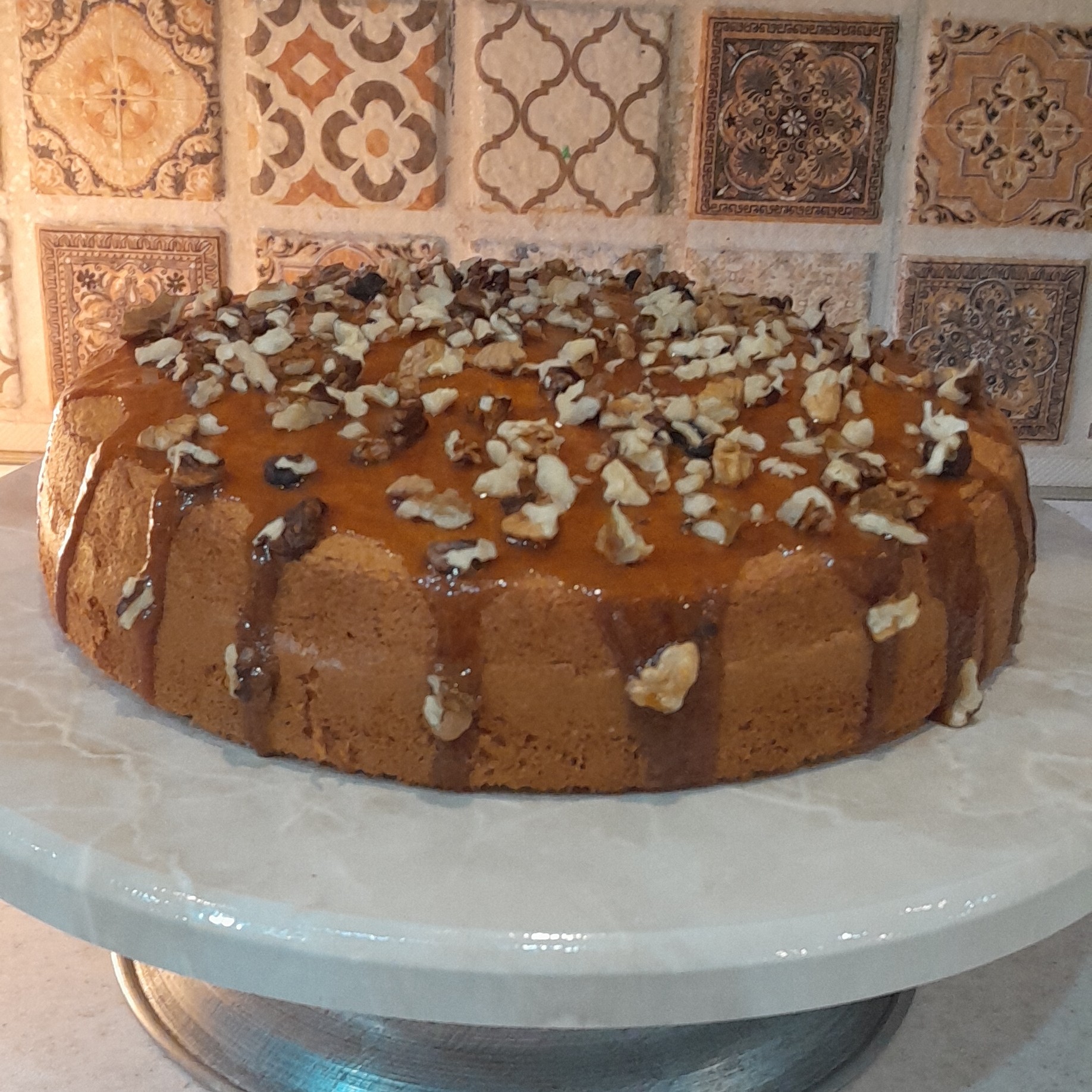 کیک گردویی خانگی با روکش کارامل و گردو(900گرم)،کافی شاپی (هزینه ارسال به صورت پس کرایه میباشد)