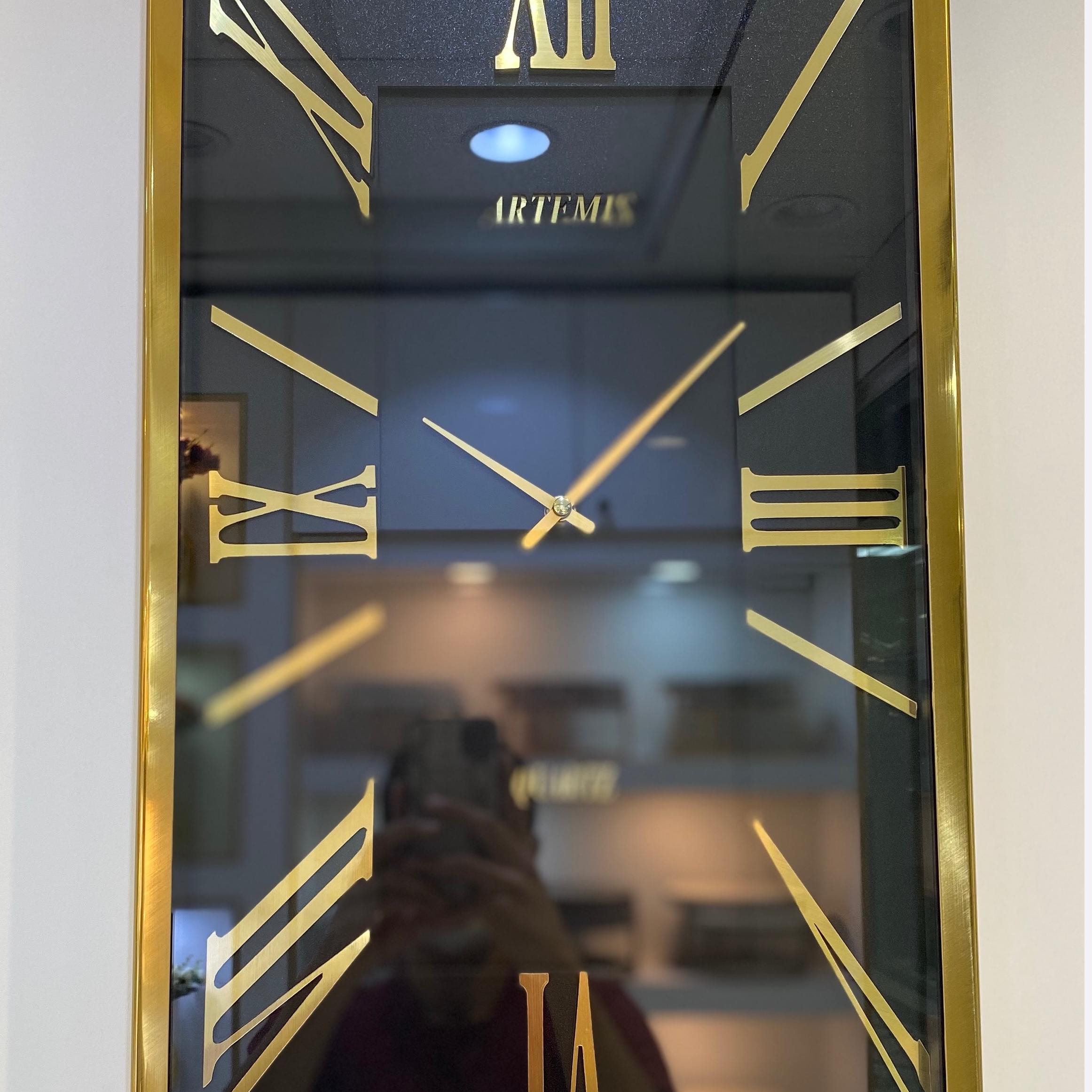 ساعت دیواری موتور آرام گرد فلزی آرتمیس طلایی و نقره ای کد 2028 