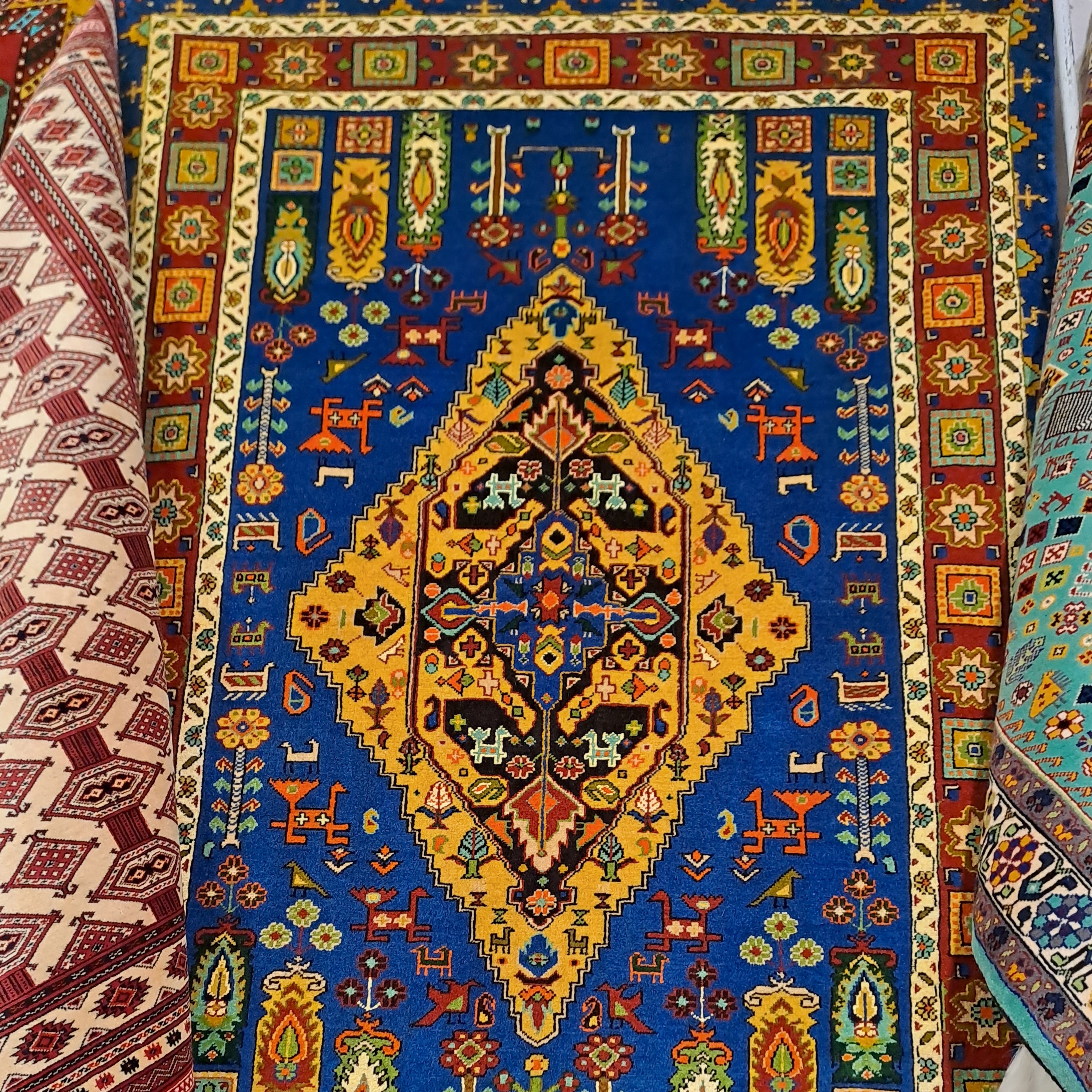 خرید فرش دستباف 3 متری گل ابریشم ریزبافت بسیار زیبا و با کیفیت برند آی سن با ارسال رایگان
