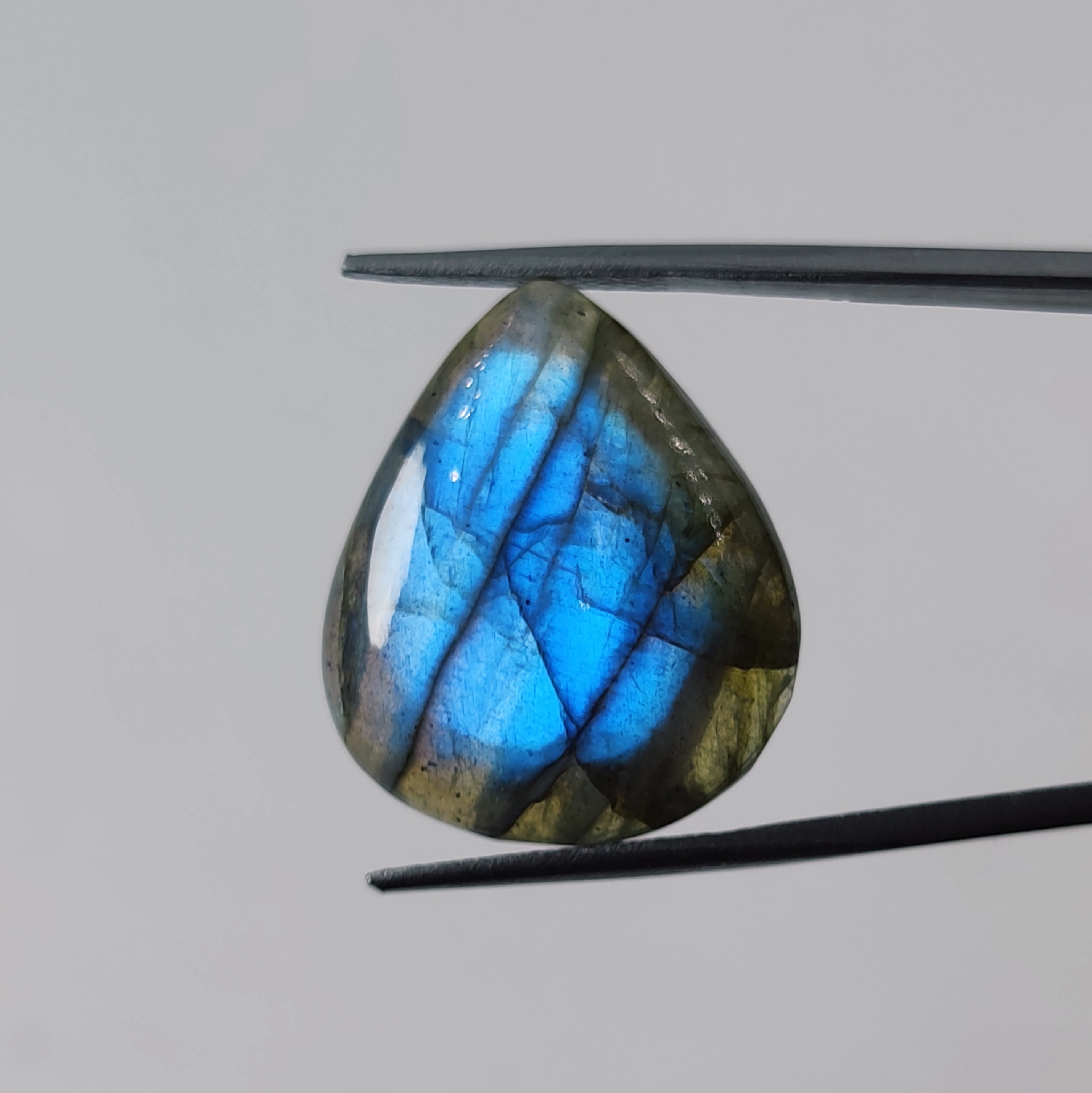 سنگ لابرادوریت معدنی ماداگاسکار (تلألو آبی رنگ)    