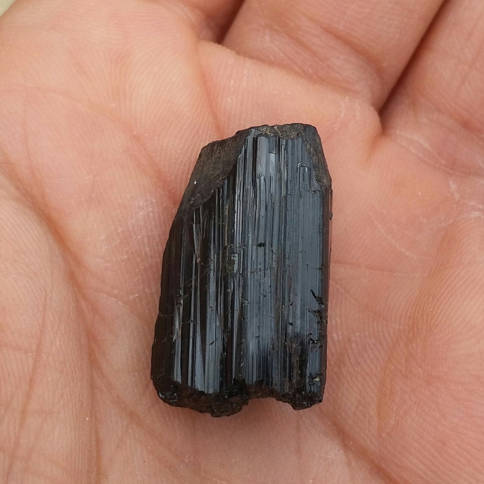 سنگ راف تورمالین شرول وارداتی ارزشمند شاهکار خلقت 100درصد طبیعی مناسب جهت کلکسیون و ساخت نگین کد 9543