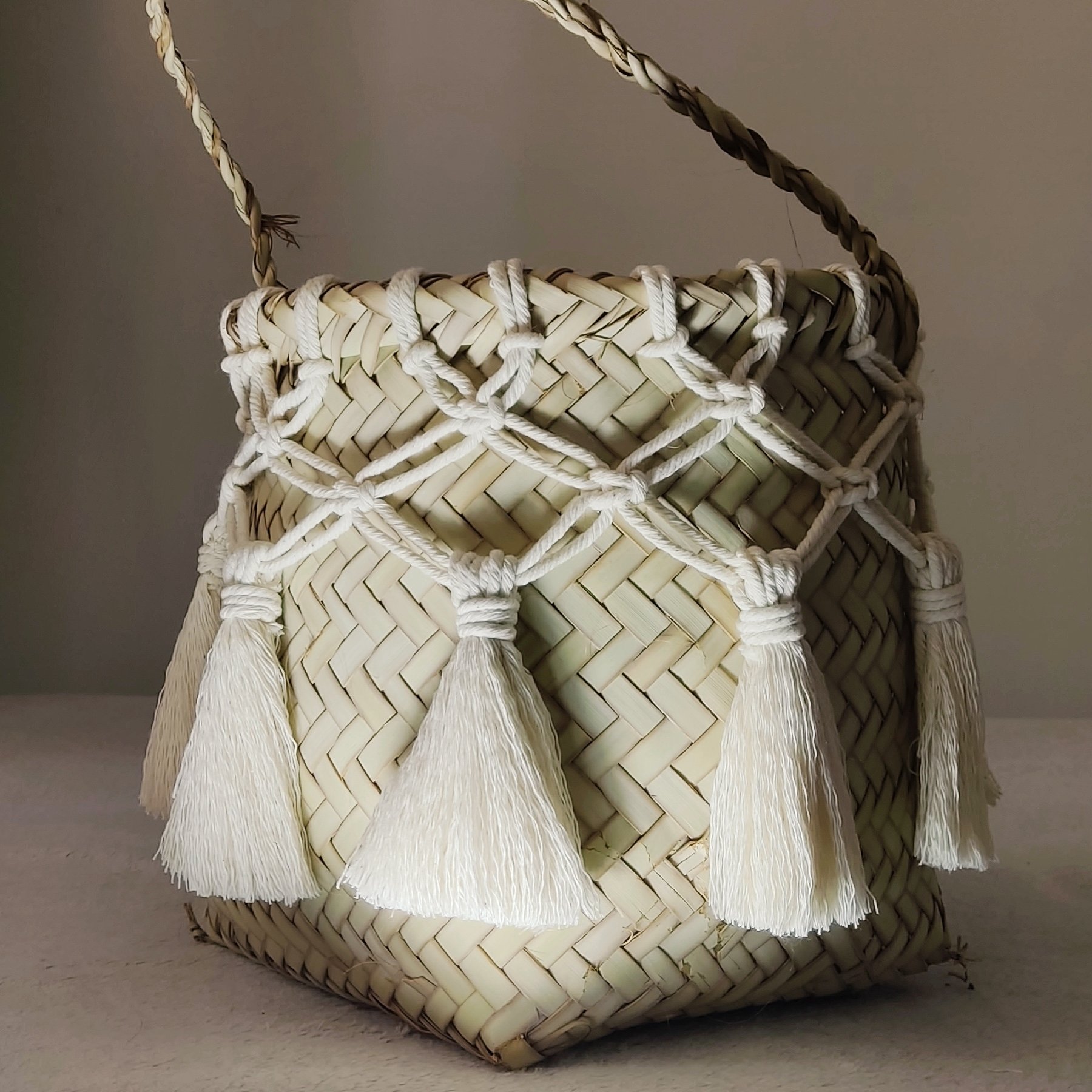 کاور  گلدان حصیری/ سبد حصیری با تزیین مکرومه 