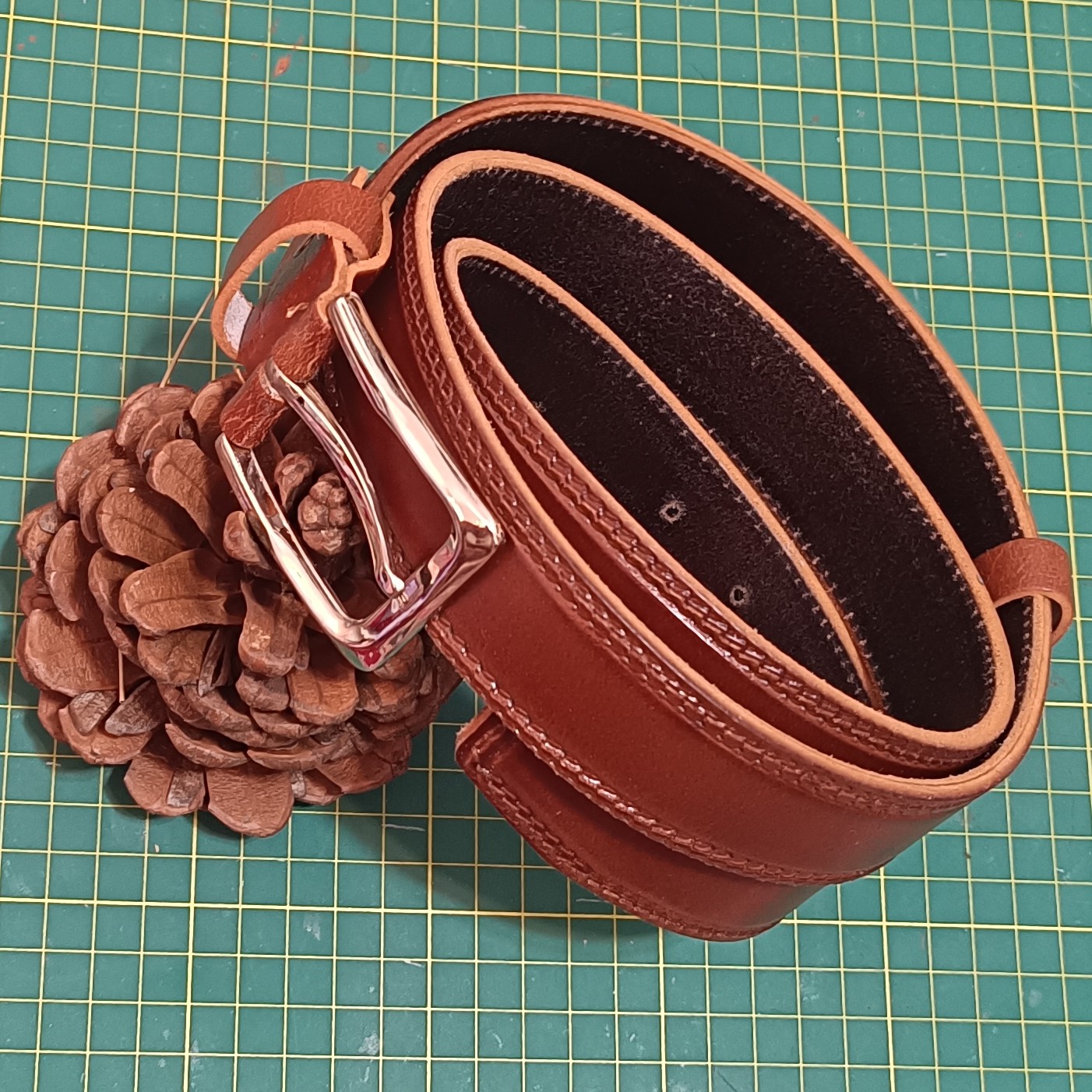 کمربندچرم گاومیش بالبه طرح دارقهوه ای روشن 3ونیم در 138سانتیمترسازنده ناشناس