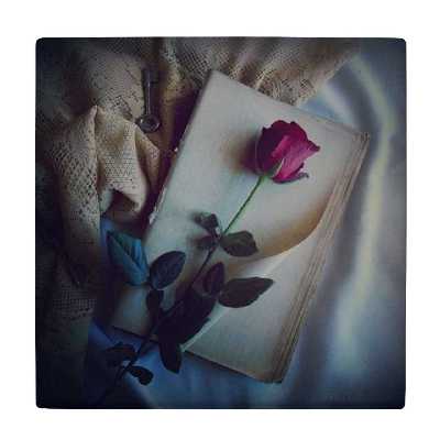  کاشی کارنیلا طرح گل رز روی کتاب و کلید قدیمی کد wkk3364