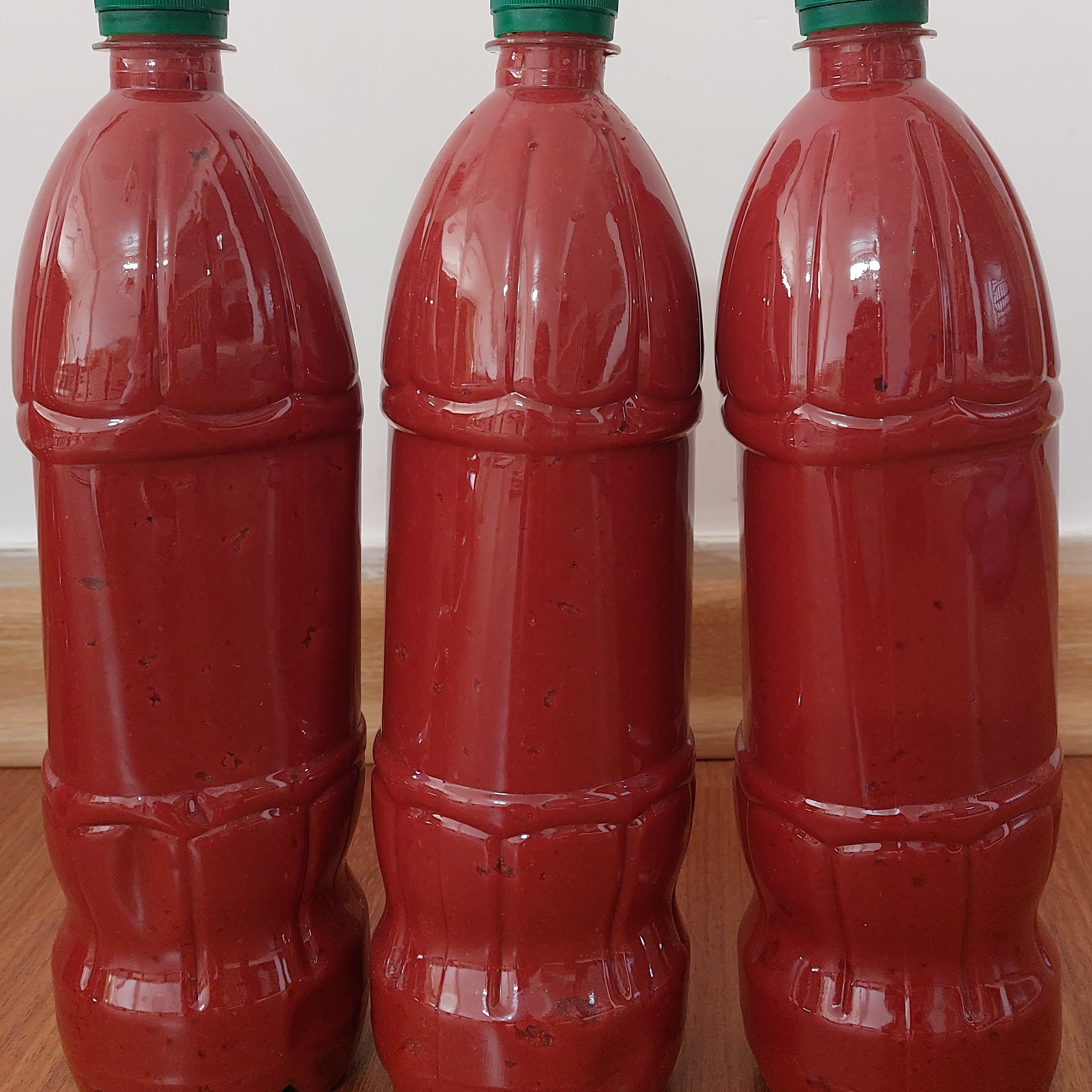 رب گوجه فرنگی خانگی  و کاملا طبیعی خوشرنگ و ترش مزه تهیه شده به روش کاملا سنتی  سفت و غلیظ 