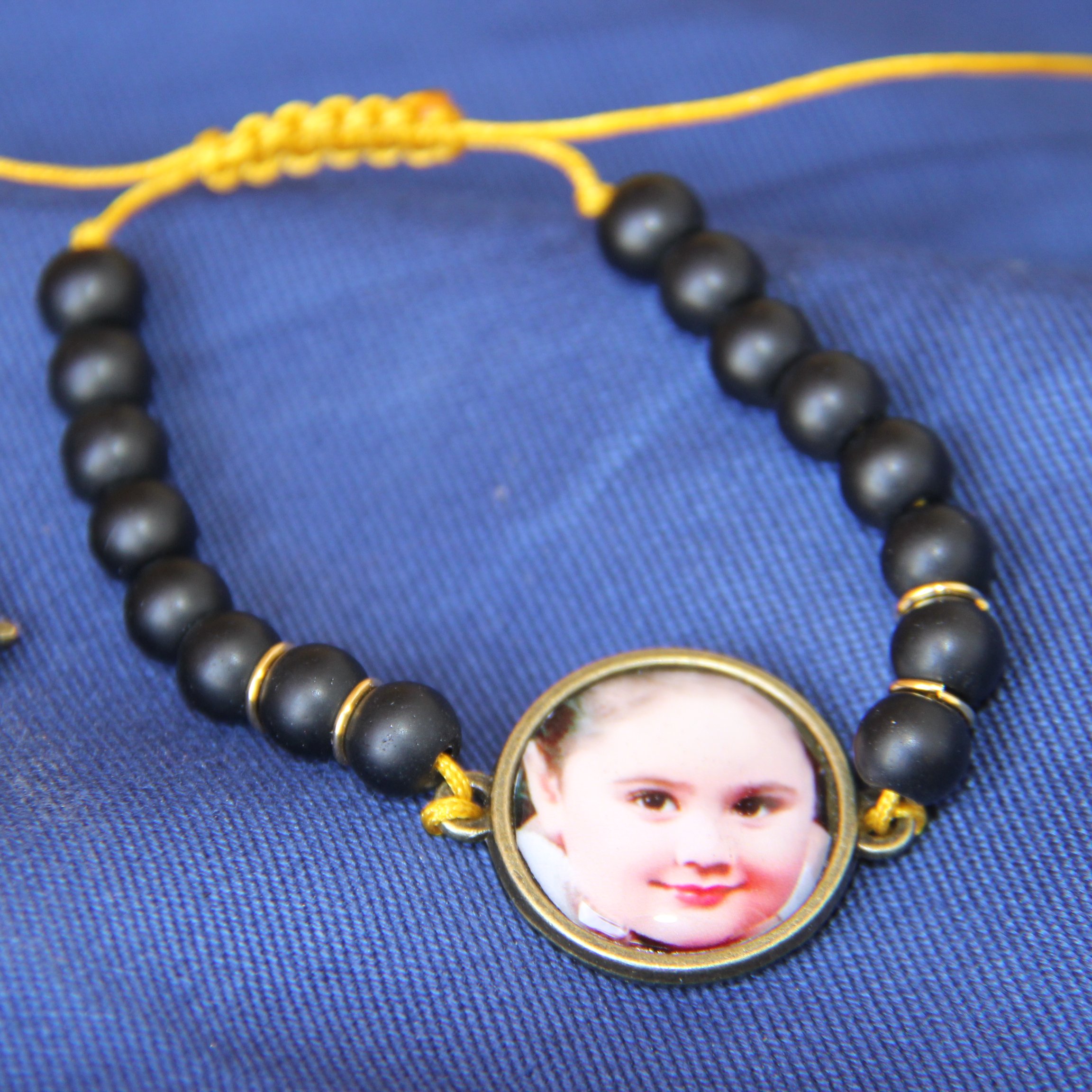 چاپ عکس دلخواه روی دستبند رزینی 